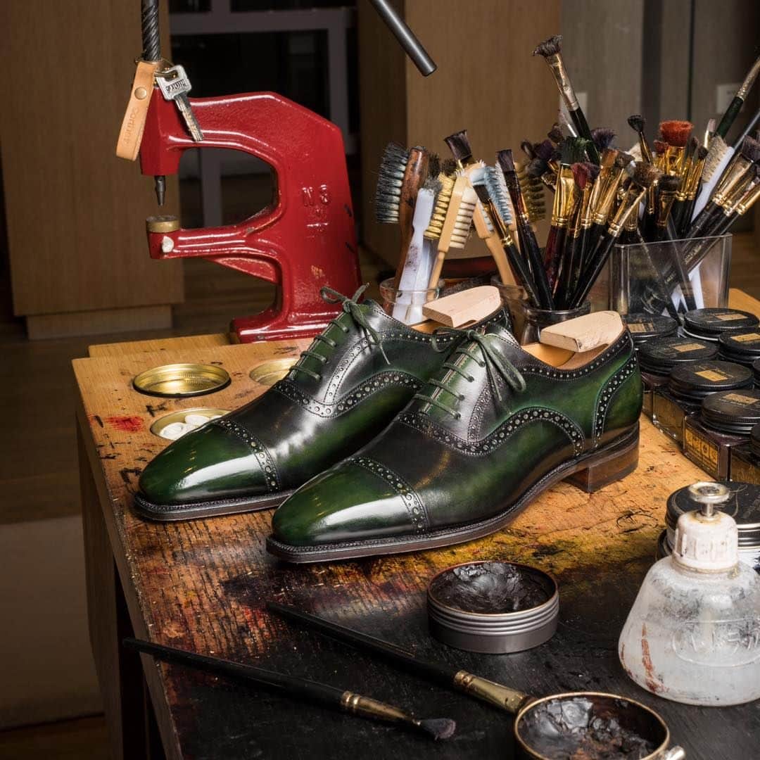 コルテのインスタグラム：「Craft if the visible edge of Art !  Here showcased : Model : Bucy Oxford  Color : Moss patina  www.corthay.com #corthay #classicshoes #art」