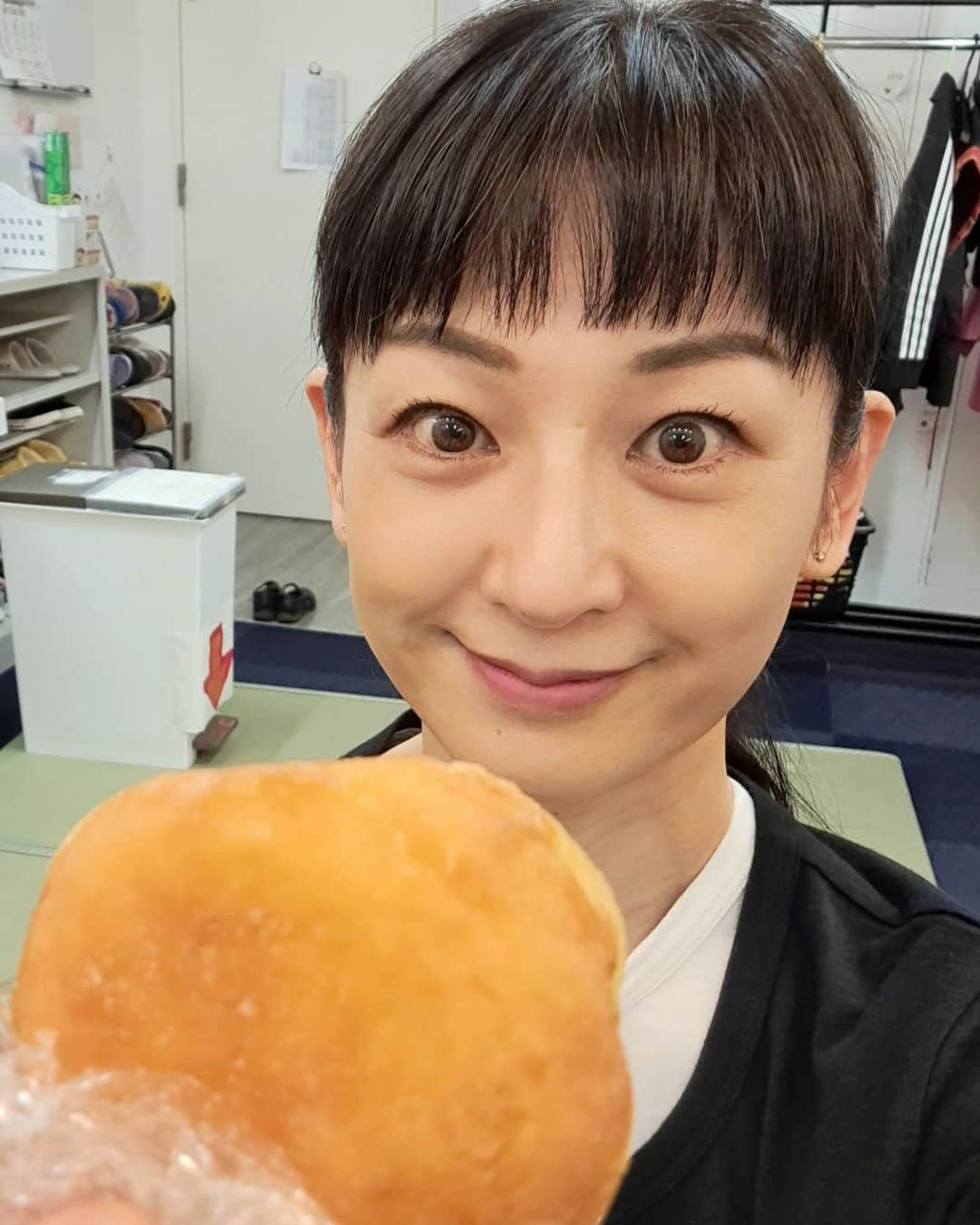 高橋靖子さんのインスタグラム写真 - (高橋靖子Instagram)「烏川兄さんから「生ドーナツ🍩」の差し入れ❤️甘さ控えめでフワフワ😆美味しい⤴️ #なんばグランド花月  #NGK  #吉本新喜劇 #よしもと新喜劇 #新喜劇 #ドーナツ #生ドーナツ #맛있다 💓」9月13日 17時29分 - oyasupororo