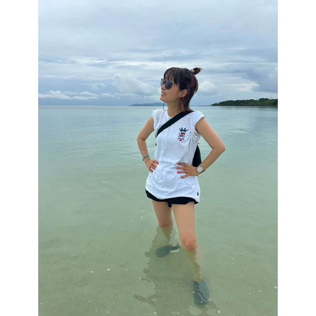 たかはしゆいさんのインスタグラム写真 - (たかはしゆいInstagram)「🏝️旅の思い出🏝️ Part2〜竹富島編〜 ・ 石垣島から船で10〜15分で行ける竹富島🏝️ ・ 自転車を借りて島を一周🚲 天気は曇り☁️… ただ、この日は雨☂️予報だったけど降られることなく曇りでもありがたいくらいでした😊 ・ 旦那くんに 『地元の子どもみたいな格好してるねぇ😆』 って言われたけど、自然の中で楽しむのにオシャレは必要なし！ ということで、島に馴染んでましたかね？😄🏝️✨ ・ ・ #旅の思い出 #石垣島 #竹富島 #自転車で島一周 #🚲 #水牛 #🐃 #旅行✈️ #沖縄旅行 #たかはしゆい」9月13日 17時43分 - t.yuirin