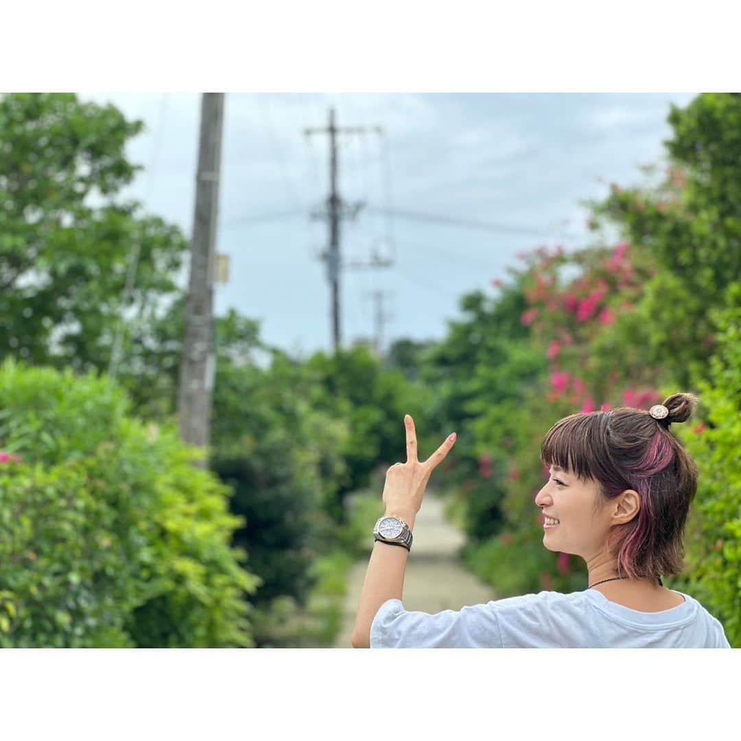 たかはしゆいさんのインスタグラム写真 - (たかはしゆいInstagram)「🏝️旅の思い出🏝️ Part2〜竹富島編〜 ・ 石垣島から船で10〜15分で行ける竹富島🏝️ ・ 自転車を借りて島を一周🚲 天気は曇り☁️… ただ、この日は雨☂️予報だったけど降られることなく曇りでもありがたいくらいでした😊 ・ 旦那くんに 『地元の子どもみたいな格好してるねぇ😆』 って言われたけど、自然の中で楽しむのにオシャレは必要なし！ ということで、島に馴染んでましたかね？😄🏝️✨ ・ ・ #旅の思い出 #石垣島 #竹富島 #自転車で島一周 #🚲 #水牛 #🐃 #旅行✈️ #沖縄旅行 #たかはしゆい」9月13日 17時43分 - t.yuirin