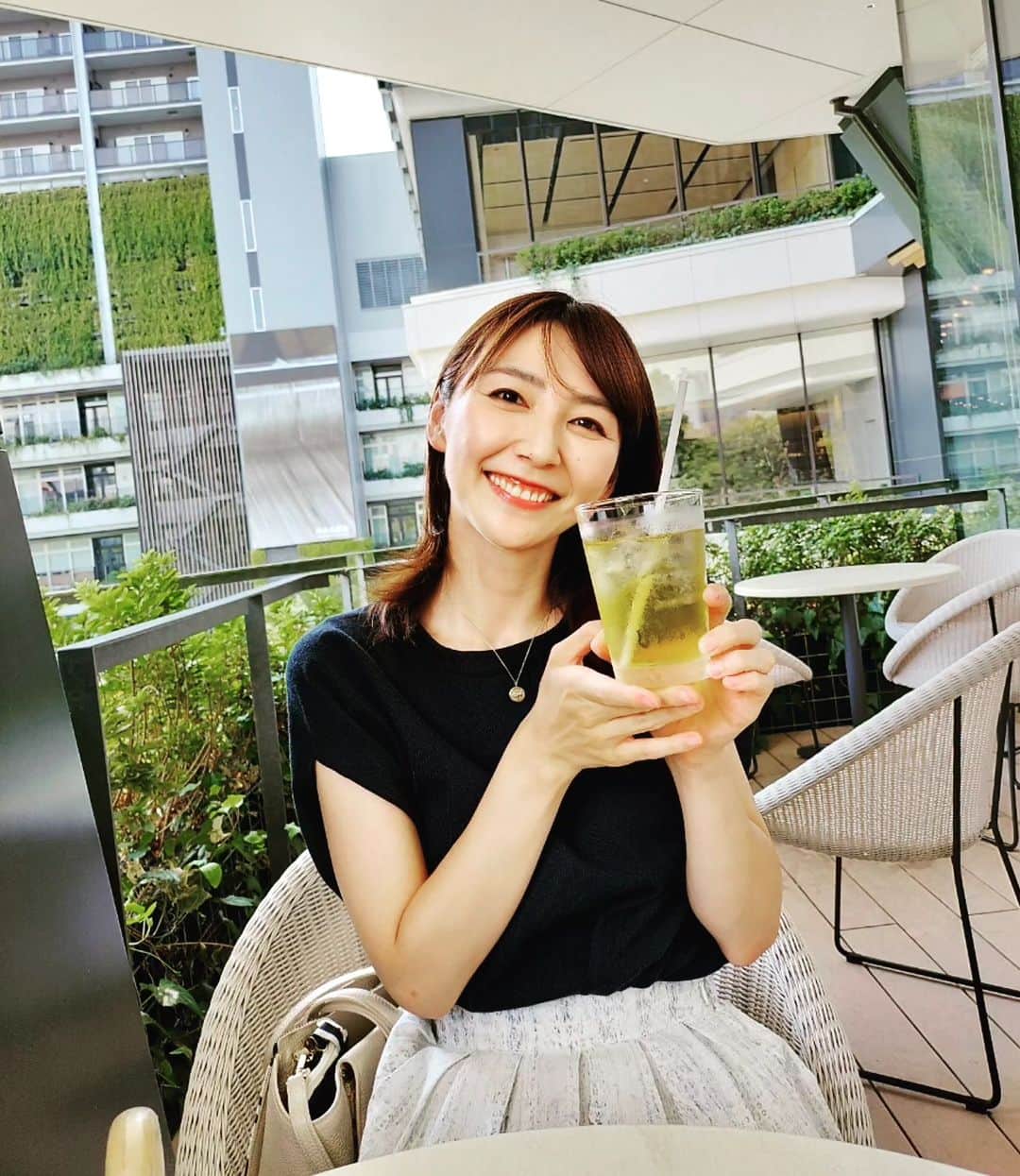 橋本真衣のインスタグラム：「.  ガーデンシティのテラス席 おしゃべりにぴったり🙄❤️ . . #大名ガーデンシティ#天神カフェ」
