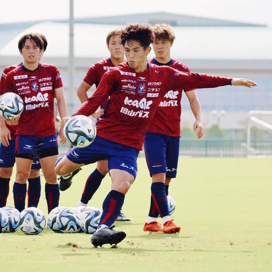 ファジアーノ岡山さんのインスタグラム写真 - (ファジアーノ岡山Instagram)「𝘏𝘈𝘙𝘋 𝘞𝘖𝘙𝘒 ♥️💙  気に入ったら、 「いいね」➕「保存」してね✨  #田中雄大 #2023JLeague  #ファジアーノ岡山 #fagianookayama #fagiano #okayama #岡山 #🍑 #🍡 #Jリーグ #jleague #J2  #DAZN #2023 #サッカー #football  #⚽️」9月13日 17時35分 - fagianookayama