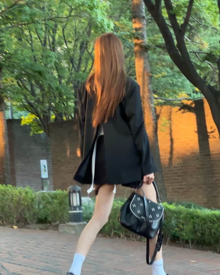 ユン・ヘジンのインスタグラム：「디자인 이렇게 빠지고 소재는 이마이 얇은데 보온성까지 갖춘 “울“ 자켓... 잼있네.... 🎀오늘밤!!9시  오픈 공지는 👉🏻@hae146」