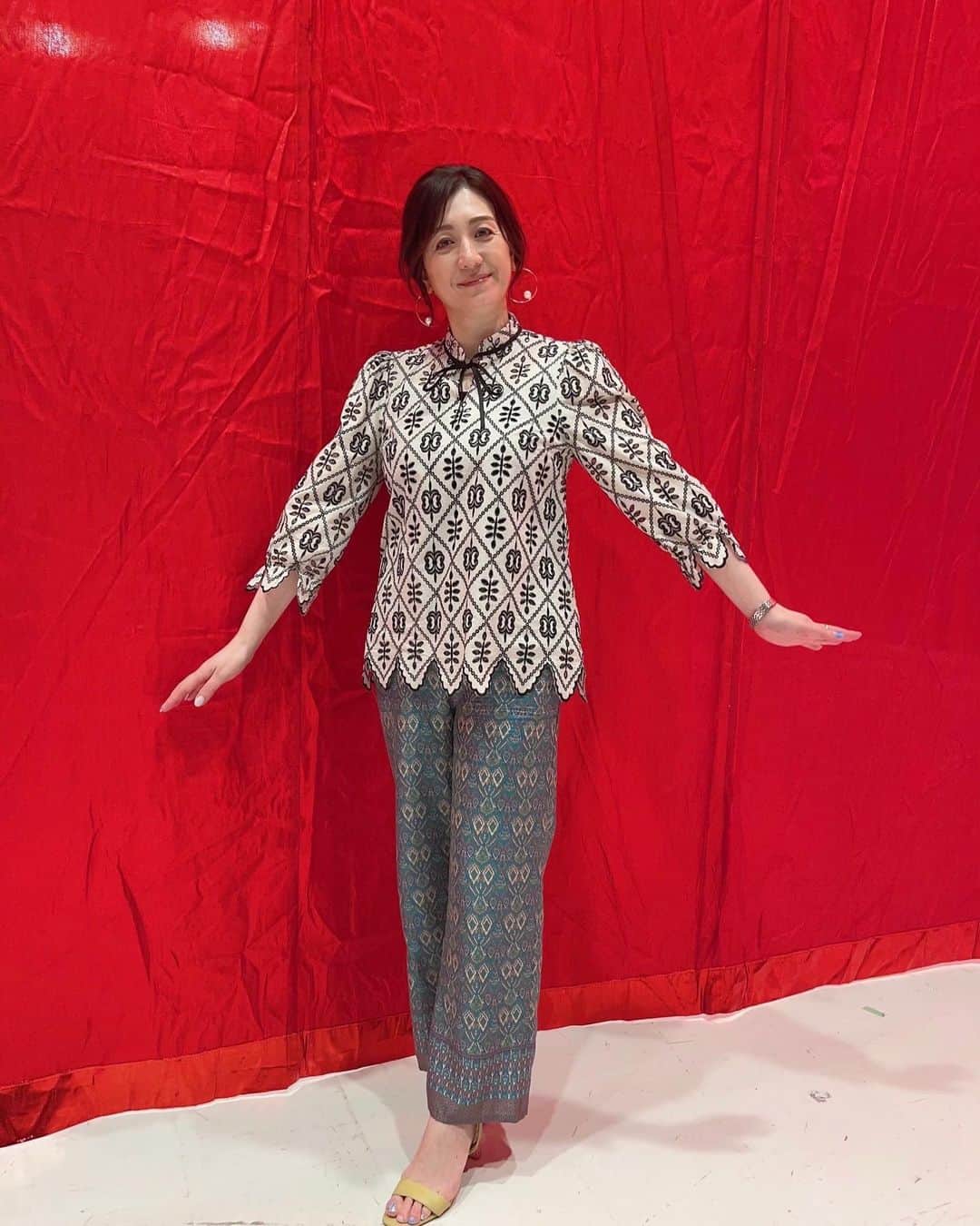 野々村友紀子のインスタグラム：「本日22:00〜TBS【水曜日のダウンタウン】  大好きな番組！ 毎回毎回呼んでいただいたときはワクワクしながら収録に向かいます😂 今回も面白いです！！！  ・正体バレたら即脱落 マスクマン旅  ・久々に見た芸能人のキャラが３倍増しになっててもまぁそんなもんかと思っちゃう説  見てくださーい✨  衣装はこちら↓ ブラウス @so_close_official  パンツ @dama_jp  ピアス @abiste_official」