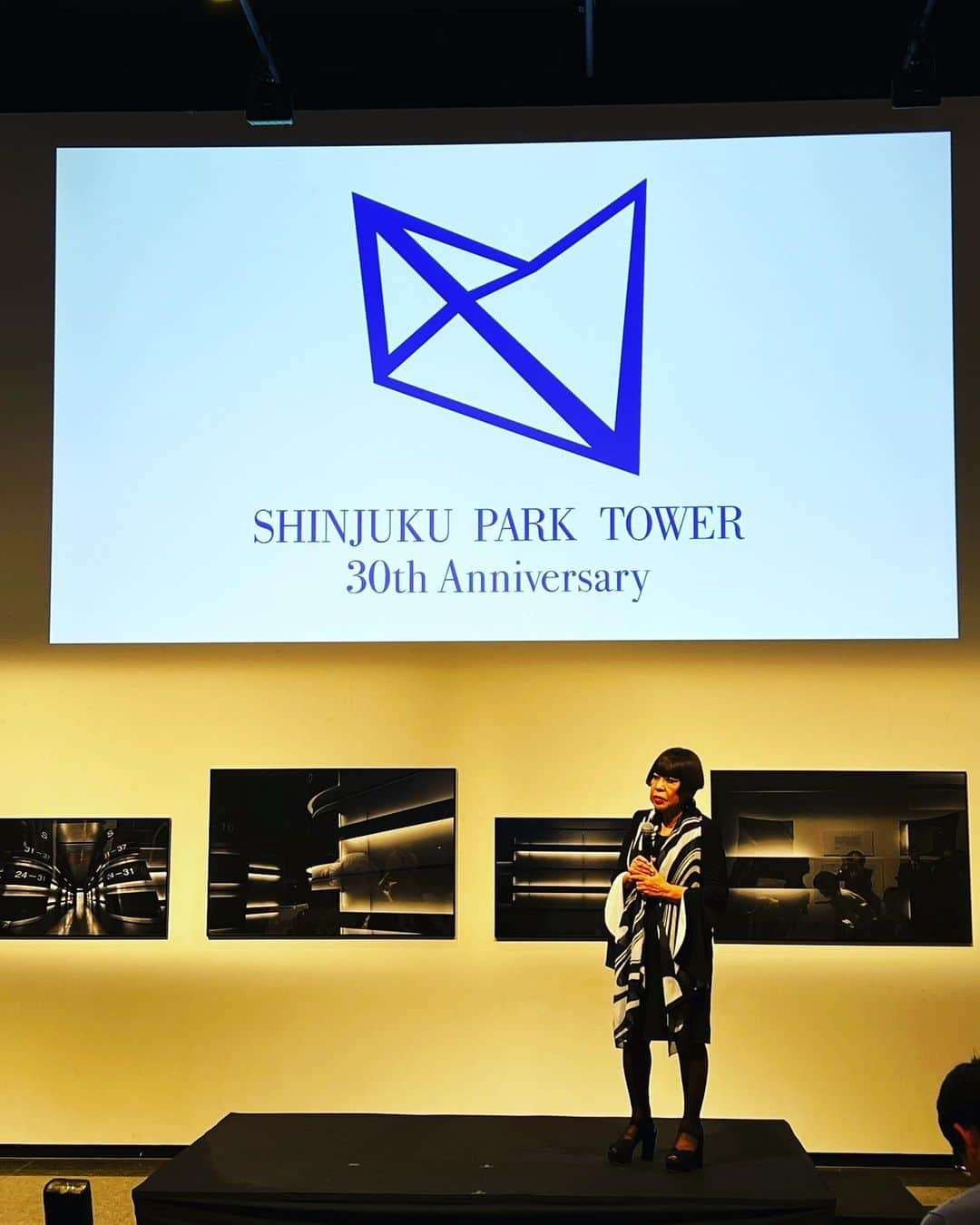 コシノジュンコさんのインスタグラム写真 - (コシノジュンコInstagram)「2024年新宿パークタワーの30周年を記念して、30周年アニバーサリープロデューサーに就任しました！写真展や通勤時のピアノ演奏、来年には様々な記念イベントをプロデュースさせていただきます。ピアノ演奏は随時ライブ配信をタグアカウントより配信されます。朝のひと時を配信でもお楽しみ下さい！#shinjuku #classic#piano#photography #event」9月13日 17時36分 - junko_koshino_official