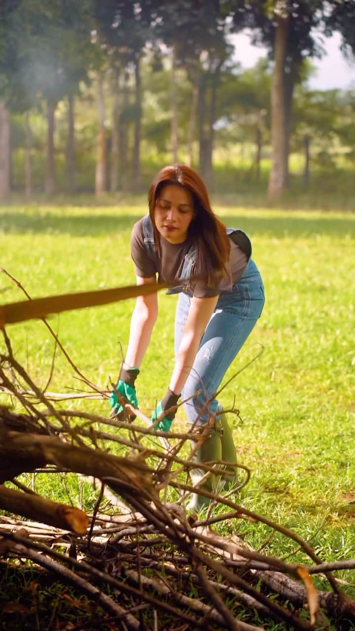 ベア・アロンゾのインスタグラム：「Just another day at the farm collecting fallen branches from the recent typhoon and piling or stacking them. This practice safeguards our farm from possible wildfires in the future. Organizing them can also inspire us to create something useful, like making fence sections on our farm. Minsan, kahit bahay kubo pwede din. Pwede ding gamitin panggatong sa pagluluto 😊 #Farming #BeaTheFarmer」