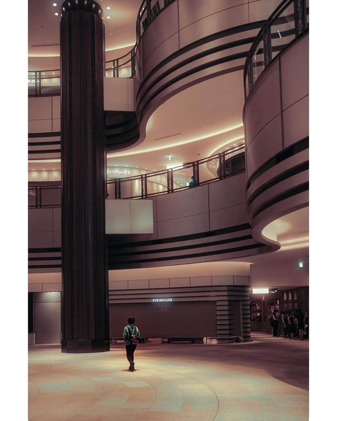 kazhixさんのインスタグラム写真 - (kazhixInstagram)「Tokyo Rhapsody  Futuristic architecture  #映画のワンシーンのような一枚を  #まるで海外のような一枚 ⤴︎みなさんもタグ気軽に使ってくださいね。  #fujifilm_xseries #今日もx日和 #富士フイルム  #FUJIFILM #instagram  #igersjp #HelloFrom Tokyo #ファインダー越しの私の世界  #tokyocameraclub #daily_photo_jpn #tokyoartsandculture #JapanCityBlues #TokyoTokyo #streetfinder #eyephotomagazine #cinema_streets  #urbanromantix #street_avengers #streetleaks #sublimestreet #streets_storytelling #storyofthestreet #streetsgrammer #streetmoment #voidtokyo  #streetgrammers #shadow_magazine #subshooters」9月13日 17時39分 - kazhix