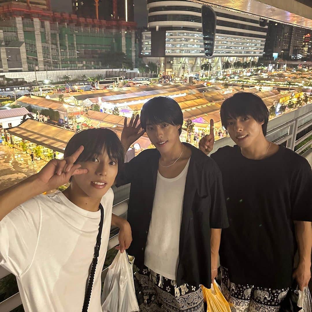 のインスタグラム：「本日帰国したよ〜🇹🇭 また行きたかった場所をゆっくり巡れてとても幸せな時間でした😊 YouTubeも撮影したので楽しみにしててね🙌  #佐藤三兄弟 #タイ #タイ旅行 #バンコク #thailand #bangkok」