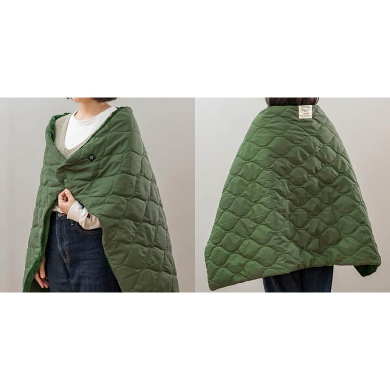 BRID 【NEXTANDARD MARKET】さんのインスタグラム写真 - (BRID 【NEXTANDARD MARKET】Instagram)「. 【新商品入荷】  2023 MOLDING USB QUILT BLANKET  キルトライナージャケットをさらっと着こなすように、ファッションとして取り入れたいUSBブランケット。  アウトドア・スポーツ観戦やカーライフなど、外に持っていきたくなるカラーリングとテイスト。 内側は肌触りがよく、保温性もあるフランネル素材。 大判サイズのブランケットなので、男性でも腰に巻けるサイズ感です。  お手持ちのモバイルバッテリーや、USB電源に接続するだけで、内臓しているヒーターが温まります。  昨年までの旧モデルから仕様が変わり、もっと使いやすくなりました！ ・温度調節　旧：2段階　→　新：3段階の調節が可能に！ 　更にヒーター温度が上がり、より暖かくなりました◎ ・自動OFFタイマー機能　旧：1時間　→　新：2時間  その他の機能も盛りだくさんです。 ・モバイルバッテリー用ポケット付属 ・羽織用ボタン付 ・速熱機能 ・丸洗い可 ・ブランケットと同カラーの専用バック付属  Color：Black / Khaki / Sand / Navy / Brown  商品の詳細は、画像に貼ってあるリンクからご覧ください。 →@brid_japan  #brid_japan #bridのある暮らし #ブリッド #MERCROS #メルクロス #USBblanket #USBブランケット #ブランケット #インテリア雑貨 #キルトブランケット #アウトドア #ベランピング #テレワーク #寒さ対策グッズ #タイマー付き #洗濯可能 #温活 #温活グッズ #電気ブランケット」9月13日 17時40分 - brid_japan