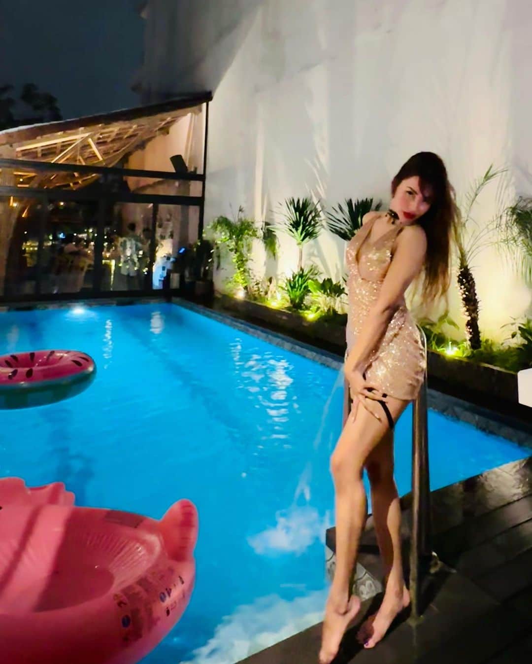 April Imanさんのインスタグラム写真 - (April ImanInstagram)「Should I jump in? 😋👙💦 . . . . #apriliman #yogadaily #yogagirl #traininghard #gymeveryday #workouteveryday #stilettoheels #stilettos #goldendress #goldengirl #summertime #summervibes #summerstyle #summeroutfit #summernight #rooftopbar #ootdfashion #fashionblogger #modellife #modeling #feminine #womanstyle #poolparty #poolside #pooltime」9月13日 17時40分 - april_iman