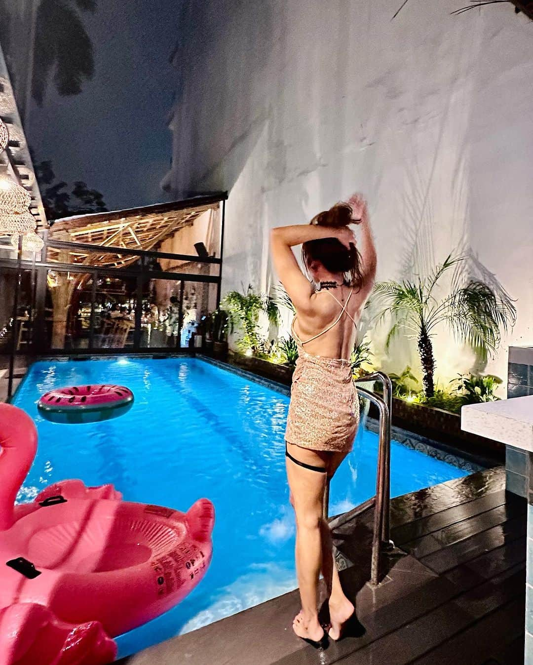 April Imanさんのインスタグラム写真 - (April ImanInstagram)「Should I jump in? 😋👙💦 . . . . #apriliman #yogadaily #yogagirl #traininghard #gymeveryday #workouteveryday #stilettoheels #stilettos #goldendress #goldengirl #summertime #summervibes #summerstyle #summeroutfit #summernight #rooftopbar #ootdfashion #fashionblogger #modellife #modeling #feminine #womanstyle #poolparty #poolside #pooltime」9月13日 17時40分 - april_iman