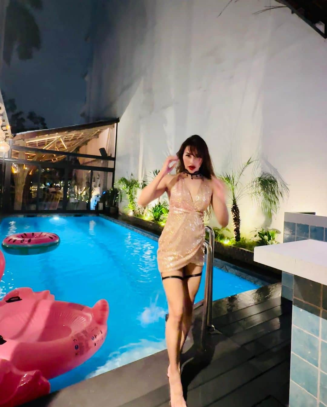 April Imanさんのインスタグラム写真 - (April ImanInstagram)「Should I jump in? 😋👙💦 . . . . #apriliman #yogadaily #yogagirl #traininghard #gymeveryday #workouteveryday #stilettoheels #stilettos #goldendress #goldengirl #summertime #summervibes #summerstyle #summeroutfit #summernight #rooftopbar #ootdfashion #fashionblogger #modellife #modeling #feminine #womanstyle #poolparty #poolside #pooltime」9月13日 17時40分 - april_iman