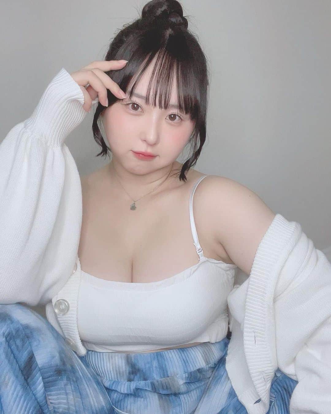 上田ミルキィのインスタグラム：「🍃🤍💙‎💭」