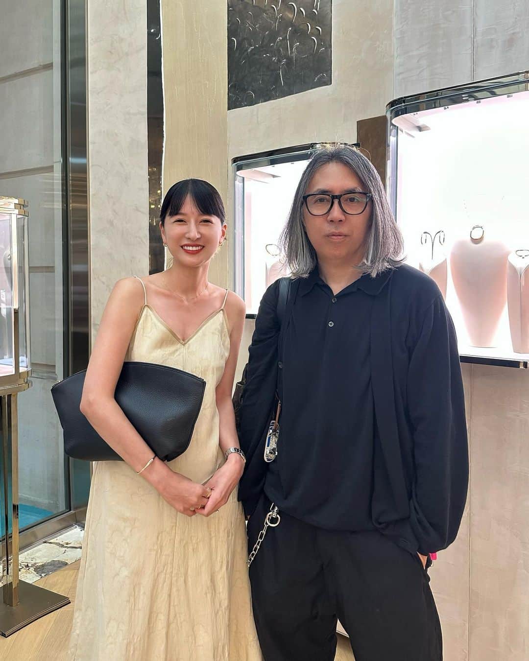 松本恵奈のインスタグラム：「こんにちは。 昨日のTiffany表参道店のオープニングパーティーでは沢山の人たちにお会いできて嬉しかったです☺️💓  1.2枚目　久しぶりにヒロシさんと出会いました♡ （嬉しさが顔から溢れてしまいました😂笑） 久しぶりだったのに会った瞬間からイジってくるとことか大好きです。笑  3枚目　玉城ティナちゃん♡ 初めて会った時はまだティナちゃんが10代の頃だったから大人になっててびっくりしたよ😳❤️また展示会遊びにきてね！  4枚目　ももちちゃん♡ 初めましてでした☺️いつもYouTube見てるよー💓近々YouTube一緒にやろうねー◯  5枚目　May J.ちゃん♡ こんなにスタイル良くて綺麗な妊婦さん見たことない😳✨元気な赤ちゃん出産してね👶🏻  6枚目　AMIAYA♡ 久々に会えて嬉しかったー！天使に挟まれてます☺️笑 また近々ねー✌🏻❤️  7枚目　しずなさん♡ まさかの遭遇でした🫣💓安定のしずなさん♡こんなちゃんと写真撮るの初めてかも😂♡  8枚目　Numero編集長田中さん♡ かなりご無沙汰していましたが、お会いできて嬉しかったです☺️また機会があればご一緒したいです！ありがとうございました✨  #tiffany #tiffanyandco #tiffanyomotesando」