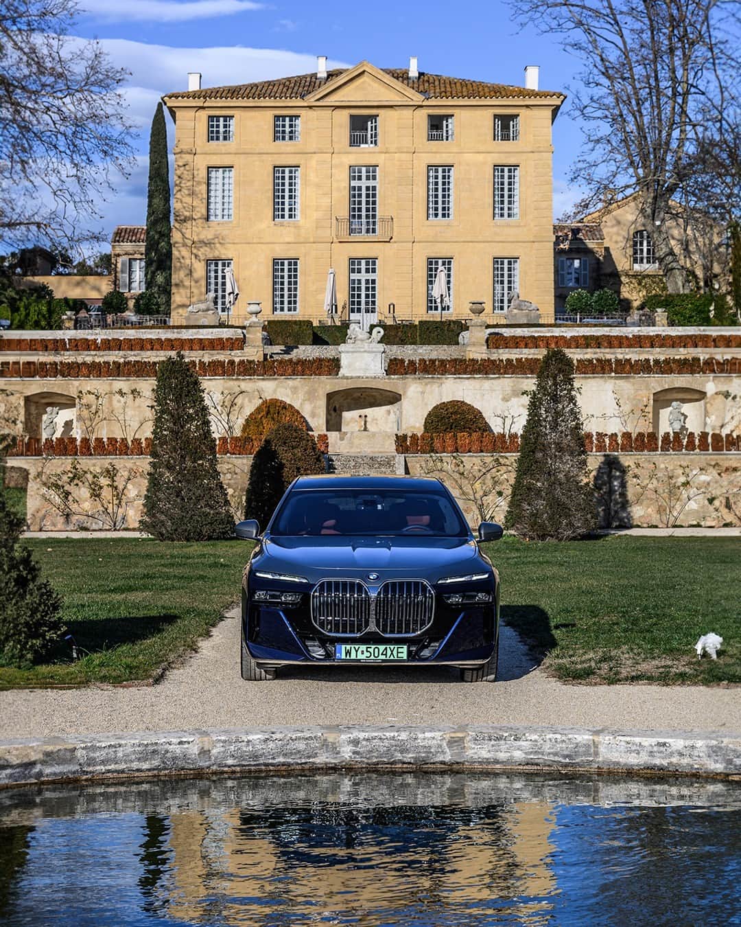 BMWのインスタグラム：「It's a real sense of grandeur.  The BMW i7. #THEi7 #ThisIsForwardism #BMW #BornElectric #BMWElectric __ BMW i7 xDrive60: Combined power consumption: 19.6–18.4 kWh/100 km. Combined CO2 emissions: 0 g/km. Electric range: 590–625 kilometers. All data according to WLTP. Further info: www.bmw.com/disclaimer」