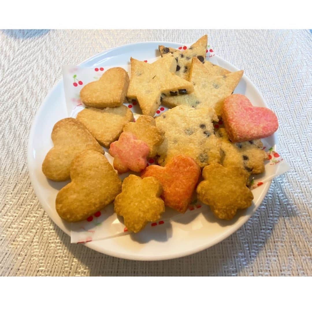 村上りいなのインスタグラム：「クッキー焼いた🍪！  プレーンとチョコチップ。  桜とハートの型があったからピンクのクッキーも作ってみました🌸  #cooking #sweets #cookies #love #photooftheday」