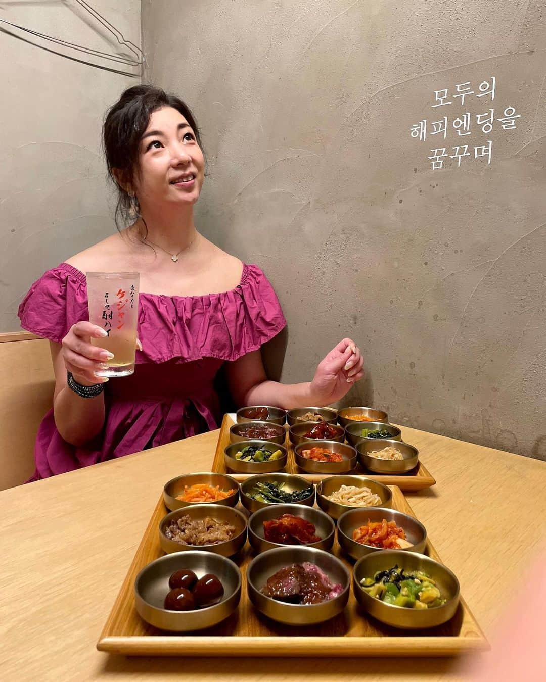 大津弥生のインスタグラム：「. . #大津弥生のおんな酒場放浪記  韓国料理の食べ放題とセルフ飲み放題編 . 2年前にも行ったことのある、大井町の微吟飯店 . @biginhanten_oimachi  . 食べ飲み放題があるということで、再訪してきました😋 . 前回は1階のスタンド席で頂いたのですが、今回は地下の個室で頂きました✨ . まずは以前も頂いた、ボリューミーな９種盛りが登場‼️ . シェアではなく、ひとりに付きワンプレートなのがすごい‼️ . 食べ放題は何度でも注文OKで 🥢韓国ヤンニョムチキン 🥢新潟名物タレカツ 🥢ハマる塩辛バターポテトフライ 🥢厚切りハムカツ 🥢5時間煮込み豚足 🥢大人気白菜キムチ 🥢枝豆ペペロン 🥢アボガドの旨塩昆布和え 🥢ナムル３種盛り 🥢痺れきゅうり 🥢パリパリピーマン 🥢パリパリキャベツ 🥢うずら燻製 🥢たこわさび 🥢漬物盛り合わせ 🥢やみつき背脂野菜炒め 🥢韓国チーズチヂミ 🥢本格韓国チャプチェ 🥢本場韓国冷麺 から選べます‼️😋‼️ . 飲み放題はセルフで冷蔵庫やサーバーから注ぐスタイルで #ビール #酎ハイ 9種類 #ハイボール #チャミスル (日本では珍しい自動チャミスル）・ソフトドリンクなどがあります🍺 . お料理はどれも本当に美味しくて、特に9種盛りに入っていた赤身肉のレアステーキと #チーズチヂミ と #チャプチェ が絶品でした‼️ . 個室の壁に書いてある韓国語は、スタッフさんも読めないということで🤣どなたかコメントで教えてください🙏🤣🙏 . 🇰🇷 微吟飯店🇰🇷 東京都品川区南品川6-11-27  050-5589-5458 . #微吟飯店 #大井町 #食べ放題 #飲み放題 #大井町ディナー #韓国料理 #ヤンニョムチキン #ポテトフライ #ハムカツ #キムチ #ナムル #冷麺 #ピーマン #キャベツ #korea #koreafood #koreatravel #マッコリ #チヂミ #ナムル #大井町飲み #beer #beerstagram #ハイボール女子」