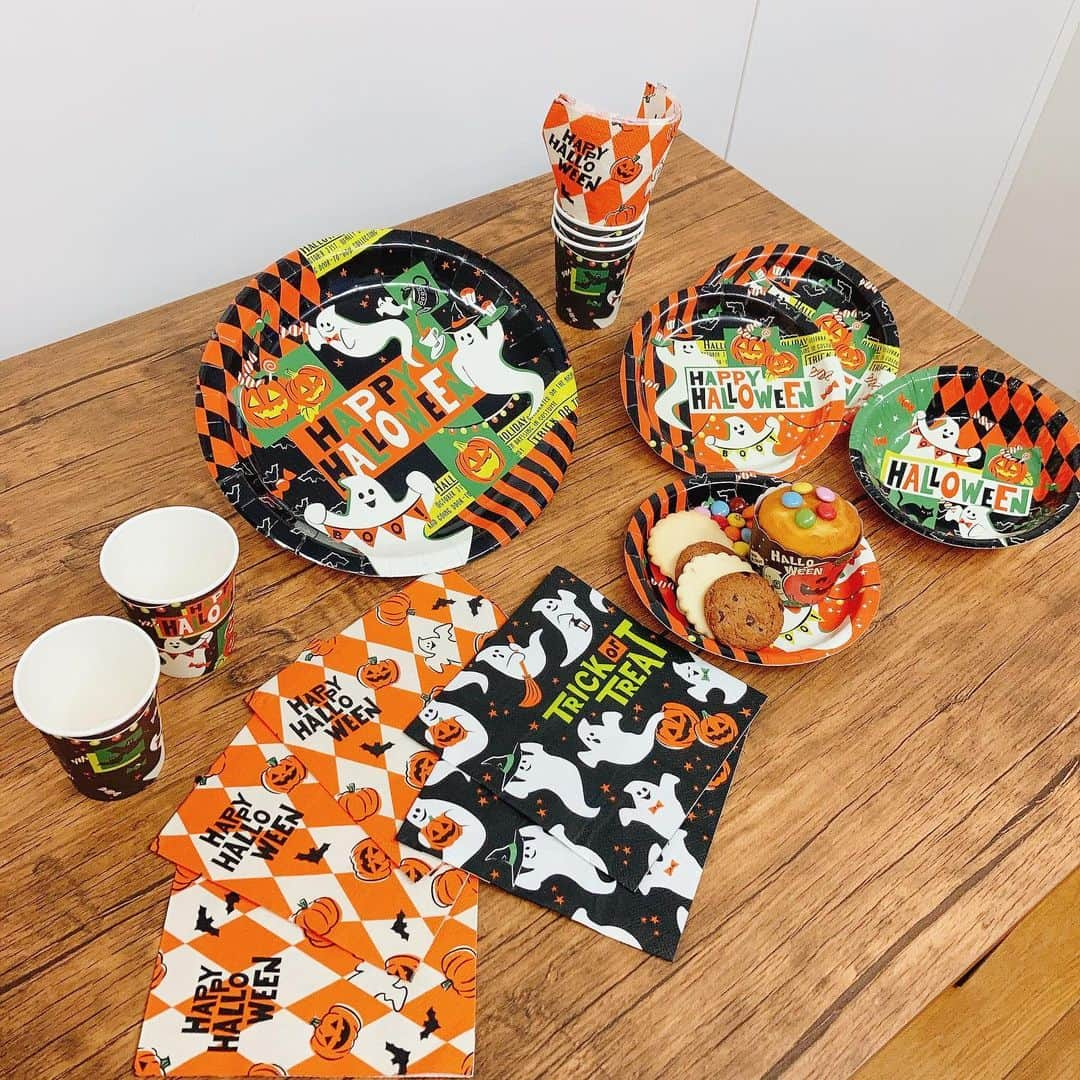 awesomestoreのインスタグラム：「ハロウィンダイニング🎃👻 むむむ👻 かわいいっ💕 パーティーも盛り上がること間違い無い😆🧡  ▪️ペーパープレートL ¥165(税込) ▪️ペーパープレート ¥165(税込) ▪️ペーパーボウル ¥165(税込) ▪️ペーパーカップ ¥165(税込) ▪️ペーパーナプキン　ゴースト ¥165(税込) ▪️ペーパーナプキン　ダイヤチェック ¥165(税込)  #awesomestore#オーサムストア#雑貨#暮らし#日用品#生活雑貨#プチプラ#プチプラグッズ#プチプラアイテム#ハロウィン#ハロウィン飾り #ハロウィンパーティー #Halloween#ハロウィンダイニング#ペーパープレート#ペーパーナプキン#ペーパーカップ#ゴースト#かわいい」