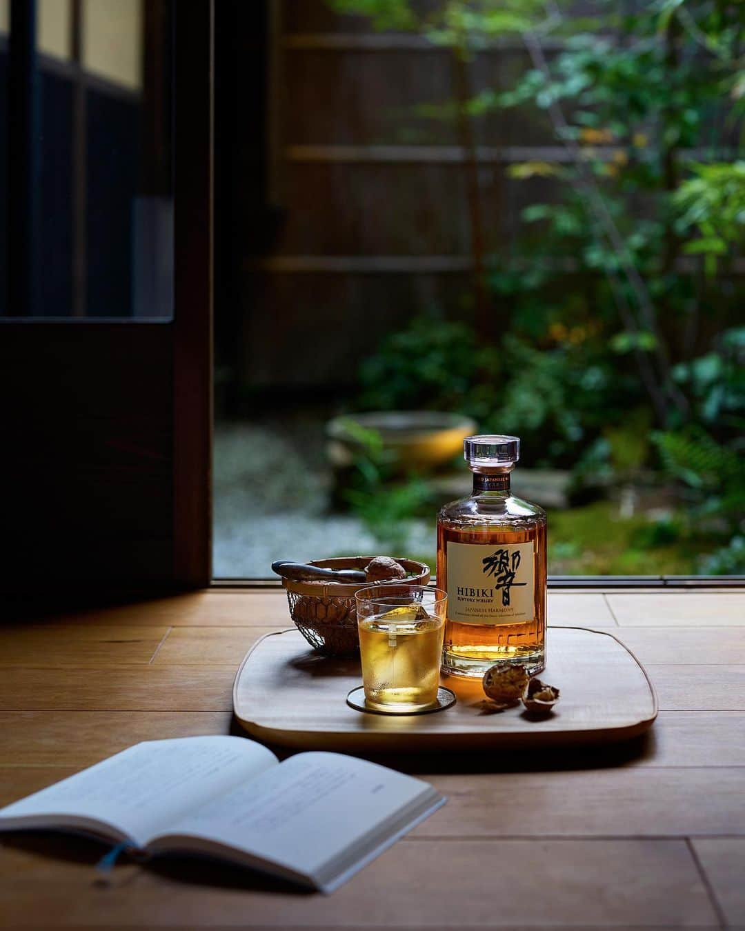 響 | SUNTORY WHISKY HIBIKIのインスタグラム：「. HIBIKI TIME ~二十四節気・白露~  しだいに深まる秋の気配に包まれる。 The gradually deepening autumn atmosphere envelops you.  #hibiki #響 #hibiki_time #二十四節気 #24seasons #白露 #hakuro #withnature #初秋 #autumn #読書 #book #ハーフロック #halfroc」