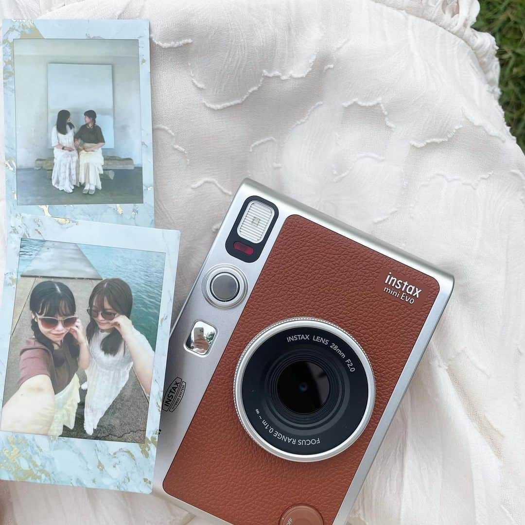 Fujifilm instaxのインスタグラム：「＼使ってみたい！と思ったら「📷」でコメントしてくださいね／ 【大切な思い出は、何度も見返したいから🐬INSTAX mini Evo】  友人とのかけがえのないひとときは、チェキで形に残しませんか？  INSTAX mini Evoは、エフェクトを自在に組み合わせて「100通りの撮影表現」が可能🌊  さらにスマホで撮影した画像も、専用アプリと連携して手軽にチェキプリントできるんです🤳 同じ画像を何枚もプリントできるので、お揃いのチェキプリントをプレゼントしてもいいかも💘  楽しかった思い出をチェキにしておけば、いつでも振り返れますよ🥳  Special Thanks😌 @aik.gram  ﹋﹋﹋﹋﹋﹋﹋﹋﹋﹋﹋﹋﹋﹋﹋﹋﹋﹋﹋﹋﹋﹋﹋﹋ ˗ˏˋ 「𝐢𝐧𝐬𝐭𝐚𝐱 <チェキ> 」公 式 ア カ ウ ン ト ˎˊ˗ 　チェキを楽しむためのヒントをたっぷりとお届け…🤍   　📷新商品情報 　📷すてきな投稿紹介  　📷 撮影アイデア  🏷 #チェキ #instax  タグ付け&メンションしてね♡  素敵な投稿はこのアカウントで紹介しちゃうかも🌷   𝑪𝑯𝑬𝑪𝑲 👉@cheki_instax ﹋﹋﹋﹋﹋﹋﹋﹋﹋﹋﹋﹋﹋﹋﹋﹋﹋﹋﹋﹋﹋﹋﹋﹋ #チェキ #INSTAXlife #INSTAX #INSTAXmini  #INSTAXcamera #cheki #FUJIFILM #富士フイルム #チェキのある生活 #マイチェキ #INSTAXminiEvo #インスタックスミニエヴォ #フィルムカメラのある生活 #フィルムカメラ #selfie #カメラ女子 #チェキ女子 #幸せフィルム #何気ない瞬間を残したい #旅フォト #思い出フォト #思い出グラム #青春の記録 #思い出アルバム #置き画倶楽部 #おでかけ記録 #お出かけ日和」