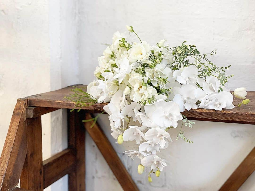 ハツコ エンドウさんのインスタグラム写真 - (ハツコ エンドウInstagram)「＊  A by Hatsuko Endo Shooting_  Bouquet_ @ardoise1986   #hatsukoendo  #hatsukoendoweddings #hatsukoendobeauty #abyhatsukoendo  #wedding #dress #hair #makeup #bridal #photo #shooting #bouquet  #ardoise #ハツコエンドウ #ハツコエンドウウェディングス #ウェディングドレス #カラードレス #エーバイハツコエンドウ #新作 #ブライダル #ビューティー #ヘアメイク #撮影 #プレ花嫁 #日本中のプレ花嫁さんと繋がりたい #ブーケ #生花  #アルドアーズ」9月13日 18時00分 - hatsuko_endo