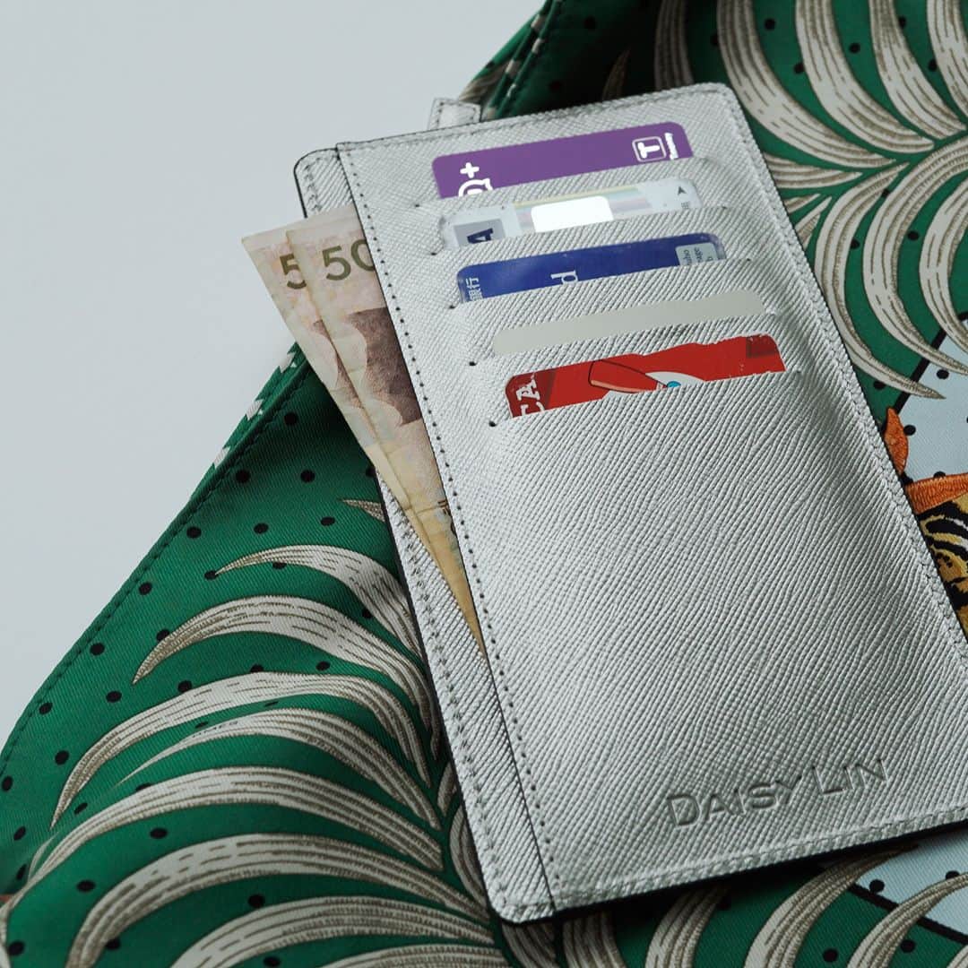 SPURさんのインスタグラム写真 - (SPURInstagram)「先日、ソウル旅行に出かけました。友人と旅行に出掛けるときは「ママ財布」を作ります。空港に着いたら、メンバー全員が一定額のお金を出し合い、共通のお財布へ。ソウルの場合は、折半でT-moneyカードを買っておく。今回、大活躍したのが、こちらのカードケースでした。カードスロットは5つ。カード支払い時にサインするペンも付いています。コインポケットはもちろん、お札のポケットも2つあるから、市場でのお買い物も手早く完了。Daisy LinのCard Case "これさえあれば Long" (Silver)は、ほかに薄ピンクとペールブルー、黒＆白で展開しています。 #SPUR編集G #財布　#デイジーリン #SPUR #SPURmagazine」9月13日 18時01分 - spurmagazine