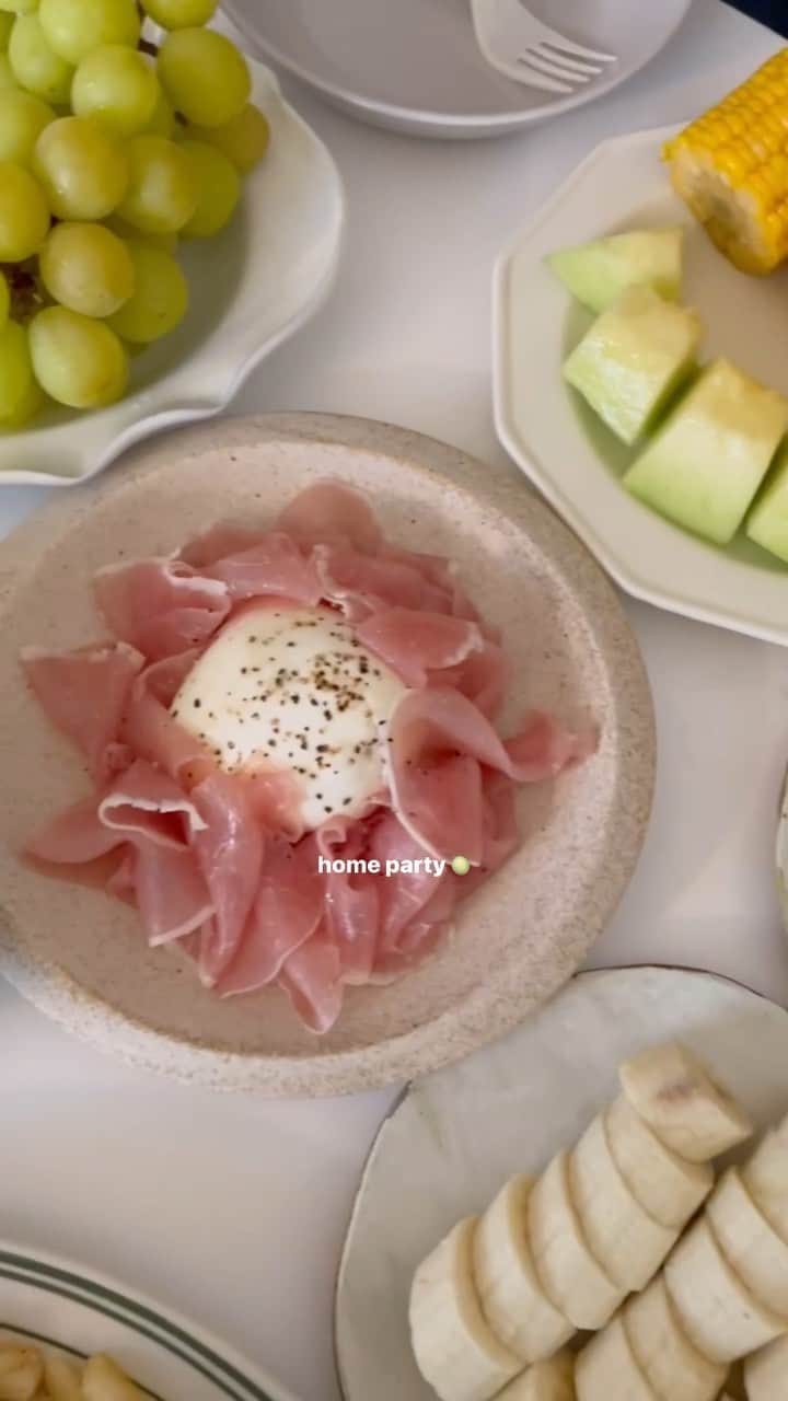のインスタグラム：「fruits party 🍐🥝🍌🍈 一緒に、八百屋さんにフルーツを買いに行って、即席パフェを作ってたべて、お喋りしてで あっという間の１日。楽しかったな〜😚  #おうち時間　#おうちカフェ #おうちパーティー  #homeparty #一人暮らし　#一人暮らしインテリア #インテリア　#休日の過ごし方 #ワンルーム　#myroom」