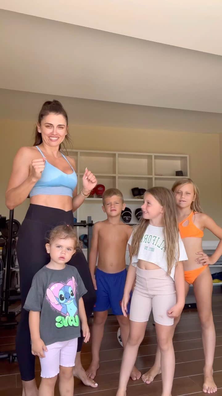 エディン・ジェコのインスタグラム：「Da li znate da gojaznost djece uzima sve više maha i da 17% djece u BiH ima prekomjernu težinu? Pored neadekvatne ishrane, nedostatak fizičke aktivnosti je jedan od ključnih uzroka ovakvog stanja. Budući da dolaze hladniji dani, i da će djeca ponovo provoditi najviše vremena u zatvorenom, naša @amradzeko se sa svojom ekipom potrudila da nam pokaže nekoliko vježbica, koje djeca različitih uzrasta mogu raditi svaki dan, a za koje nije potrebna neka specijalna oprema, a najljepše je što ovakvo vježbanje omogućava cijeloj porodici da se zabavi i korisno provede vrijeme zajedno. Da li vi vježbate sa djecom?」