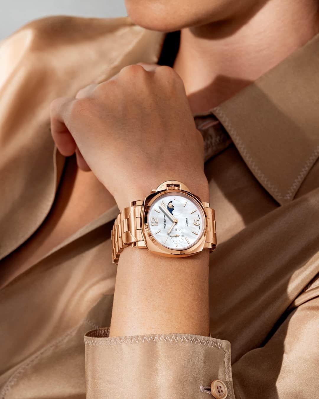 のインスタグラム：「Introducing the Luminor Due Luna TuttoOro #PAM1504 at Watches & Wonders Shanghai, the first moon phase model with a Panerai Goldtech™ bracelet.   Discover more at the link in Bio.  #Panerai #PaneraiWatch #WatchesAndWonders2023 #钟表与奇迹2023 #钟表与奇迹上海高级钟表展 #LuminorDue #PaneraiLuminor」