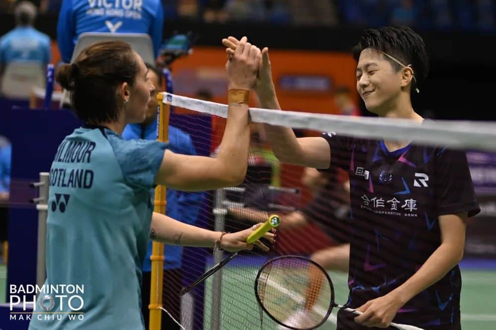 カースティ・ギルモアのインスタグラム：「✨️back in the game✨️ (the Instagram and tournament game) Nice win in the first round here in Hong Kong 🇭🇰 Its been a while since I got to share a court with @whitepooo 💃🏻 Onto the next one against an unknown, up-and-comer named Yamaguchi 😌😁 Mon. (Swipe to Pic 4 for a treat. Felt cute. Might delete)」