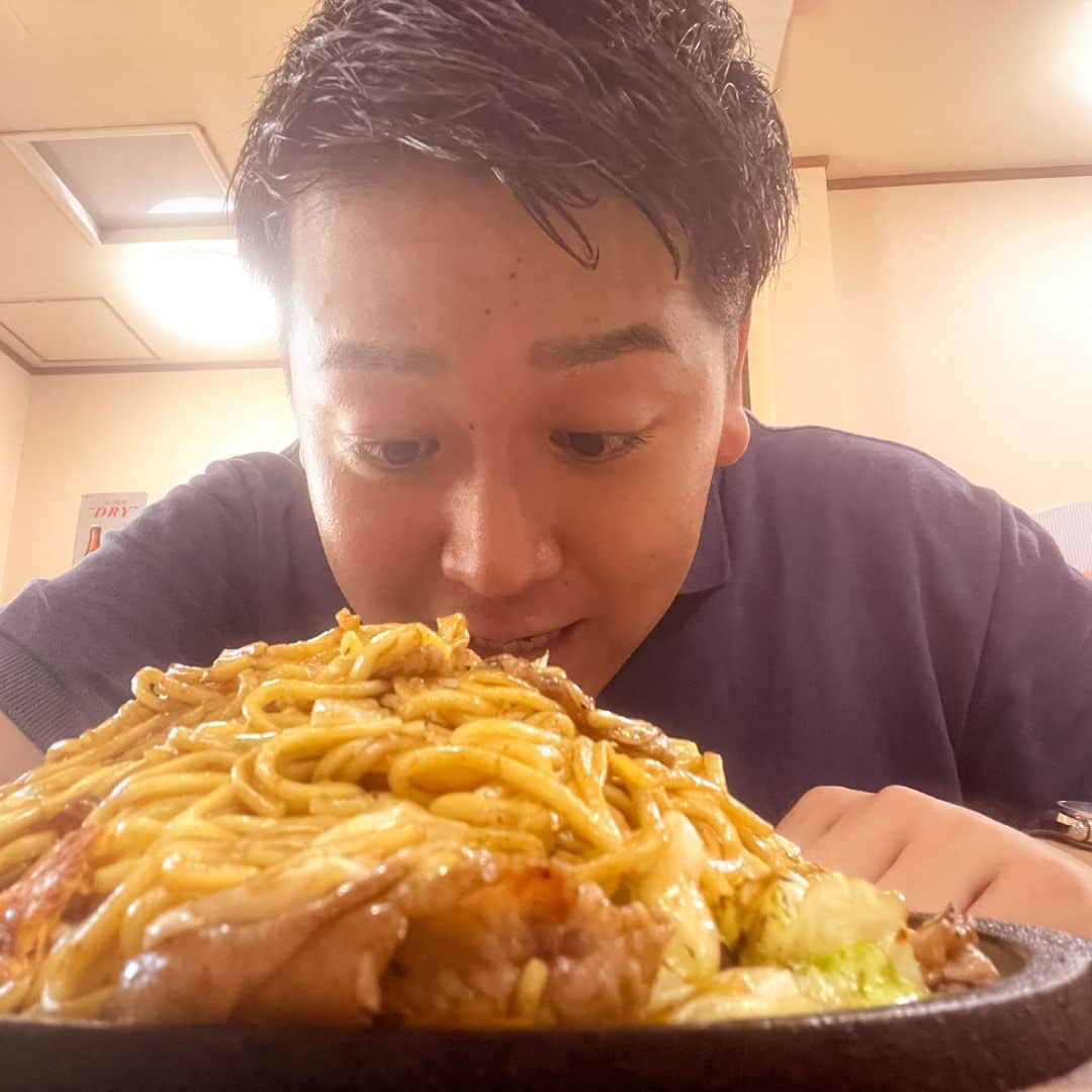 のインスタグラム：「🎤 在間隆真です！ 食欲の秋🍂ということで、最近イチオシの食事処を紹介させてください😉  岡山市役所のすぐ近くにある 「焼きそば　はらだ」さんです！ 在間的鉄板メニューは、店名の通り焼きそば！ボリューム満点で、食べるとなんだか元気をもらえるんです😋 他にも、焼きうどん・そばめし・そばとうどんが半分ずつ入った「ちゃんぽん」など色んなメニューがあります！  あー、この文章を書いていたらまた行きたくなってきました。笑  #秋 #食欲の秋 #イチオシ  #食事処 #岡山グルメ #焼きそば #鉄板メニュー #岡山市役所すぐそば #焼きそばはらだ   #5ch #KSB瀬戸内海放送 #岡山 #香川 #okayama #kagawa #在間隆真 #アナウンサー #男性アナウンサー #テレビ局」