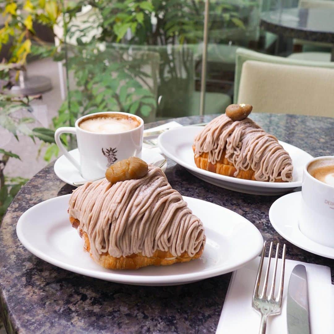 Aiのインスタグラム：「. 𖠿PASTRY BOUTIQUE(PARK HYATT TOKYO) ⁡ 9月10日から発売された モンブランクロワッサン🌰🥐ˎˊ˗ ⁡ 1階にある「デリカテッセン」で イートインしてきました✧* ⁡ ■モンブランクロワッサン／980円 　数量限定／お取置き可 ■カフェラテ／680円 　同額以下のドリンクお代わり可能 ⁡ クロワッサンが見えなくなるほど モンブランクリームで覆われていて ものすごい重量感！ さらに、クロワッサンの間には クリームと栗もごろごろとサンド！ クロワッサンはクリームの水分を吸って しっとりしていますが、それがまたいい一体感𓌈˒˒ モンブランクリームたっぷり濃厚で美味しかったな♡♡ ⁡ ちなみに「いちごのチーズケーキブリオッシュ」も 可愛くて美味しそうだったよ〜⟡.꙳ ⁡ 新宿駅からは少し離れているので 無料シャトルバスの利用がおすすめ🚌 ⁡ ˳◌* ┈ ┈ ┈ ┈ ┈ ┈ ┈ *◌˳ ⁡ PASTRY BOUTIQUE @parkhyatttokyo  @julien_perrinet  住所：東京都新宿区西新宿３丁目７−１−２ 　　　新宿パークタワー 2F ⁡ ˳◌* ┈ ┈ ┈ ┈ ┈ ┈ ┈ *◌˳ ⁡ ⁡ #モンブラン #クロワッサン #パティスリー #新宿グルメ #新宿カフェ #新宿ランチ #カフェ巡り #カフェスタグラム #カフェ #スイーツ #おやつ #東京グルメ #東京ランチ #東京カフェ #甘党 #スイーツ部 #下午茶 #カフェ好きな人と繋がりたい #instafood #cafe #teatime #cafestagram #tokyocafe」