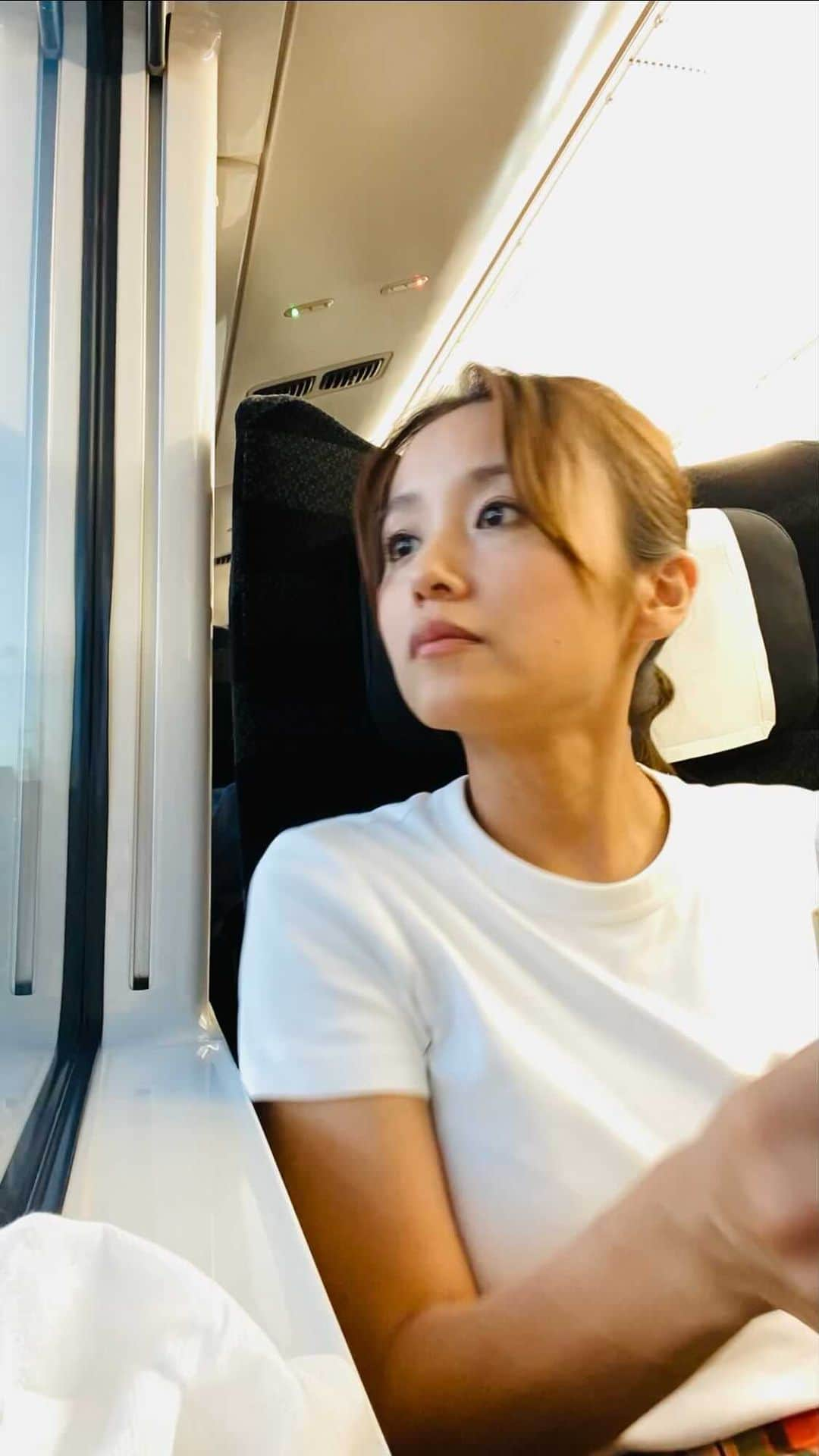 真下玲奈のインスタグラム：「のんびり帰宅🚄 買ったらすぐ食べる派です そしてこぼす。  #特急列車  #お家へ #車内販売買っちゃうよね #お疲れ様でした」