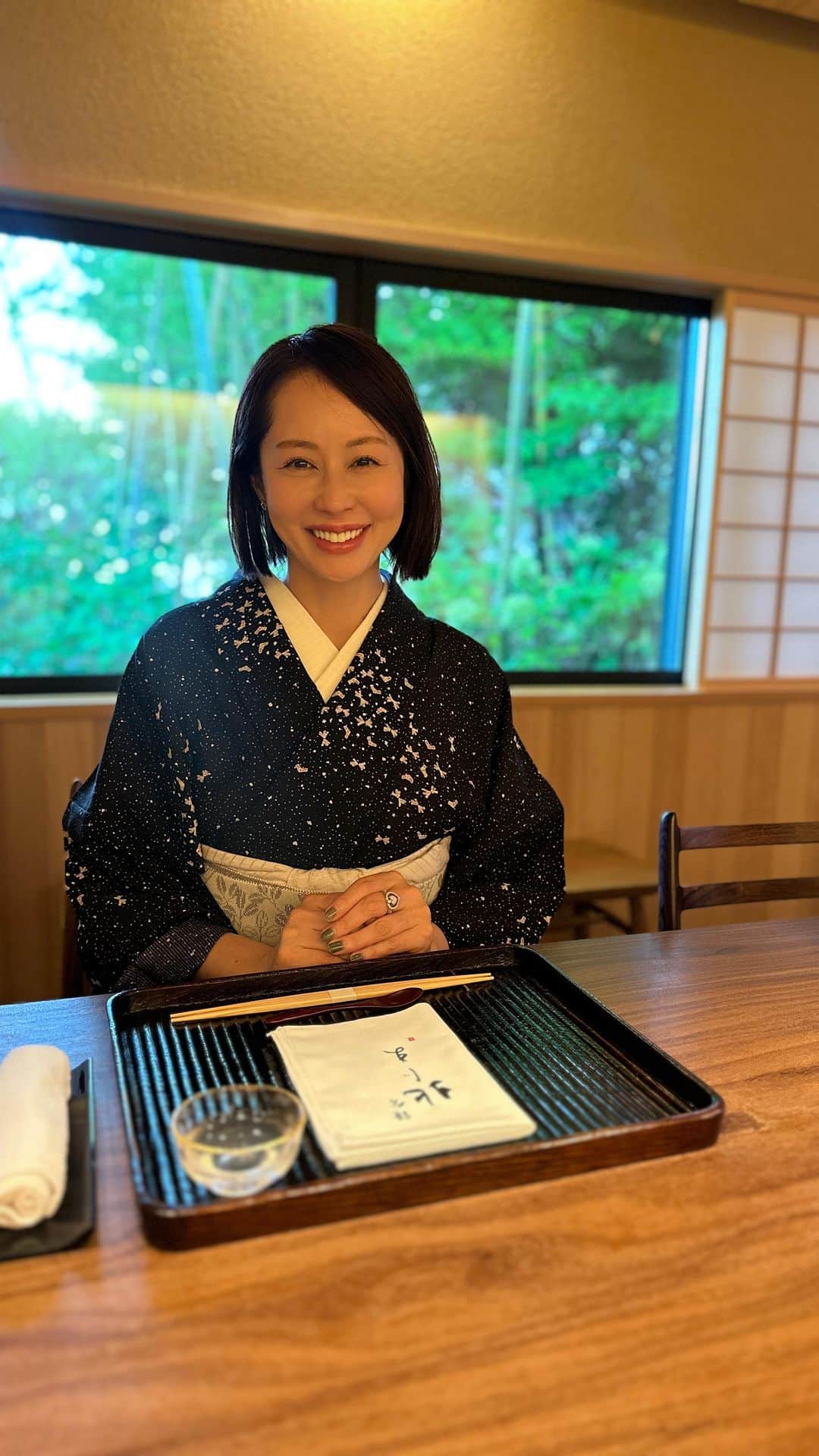 藤井美加子のインスタグラム：「👘 インスタがまとめてくれたお着物集✨ 単衣から来月は袷になります。 秋はお着物でどこへお出掛けできるかな♩  #伝統工芸品  #着物コーデ  #夏の着物 #絽 #kimono #kimonostyle」