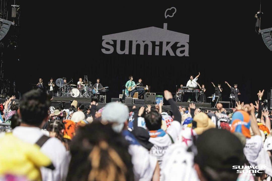 サマーソニックのインスタグラム：「OSAKA DAY1⚡  OCEAN STAGE②🌊  #sumika #TREASURE #マカロニえんぴつ #ももいろクローバーZ  公式サイトのPHOTO GALLERYで公開中💁 https://www.summersonic.com/2023live/osaka-day1/  #サマソニ #summersonic」