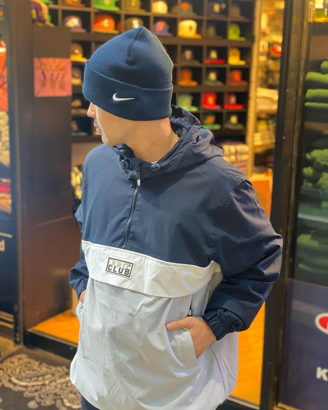 GROW AROUNDさんのインスタグラム写真 - (GROW AROUNDInstagram)「PRO CLUB NYLON ANORAK PULLOVER JACKET  大人気のNAVY/GREYカラーが再入荷致しました🔥  リップストップナイロン素材を採用したアノラックフーデッドジャケット👌  フロント、サイドにポケットがついており、利便性抜群‼️  これからの季節にもバッチリです👍  人気のシルエット感なので欲しい方はお早めにお買い求め下さい💫  WEB UPも完了しております!  #growaround  #proclub #anorakjacket」9月13日 18時01分 - growaround