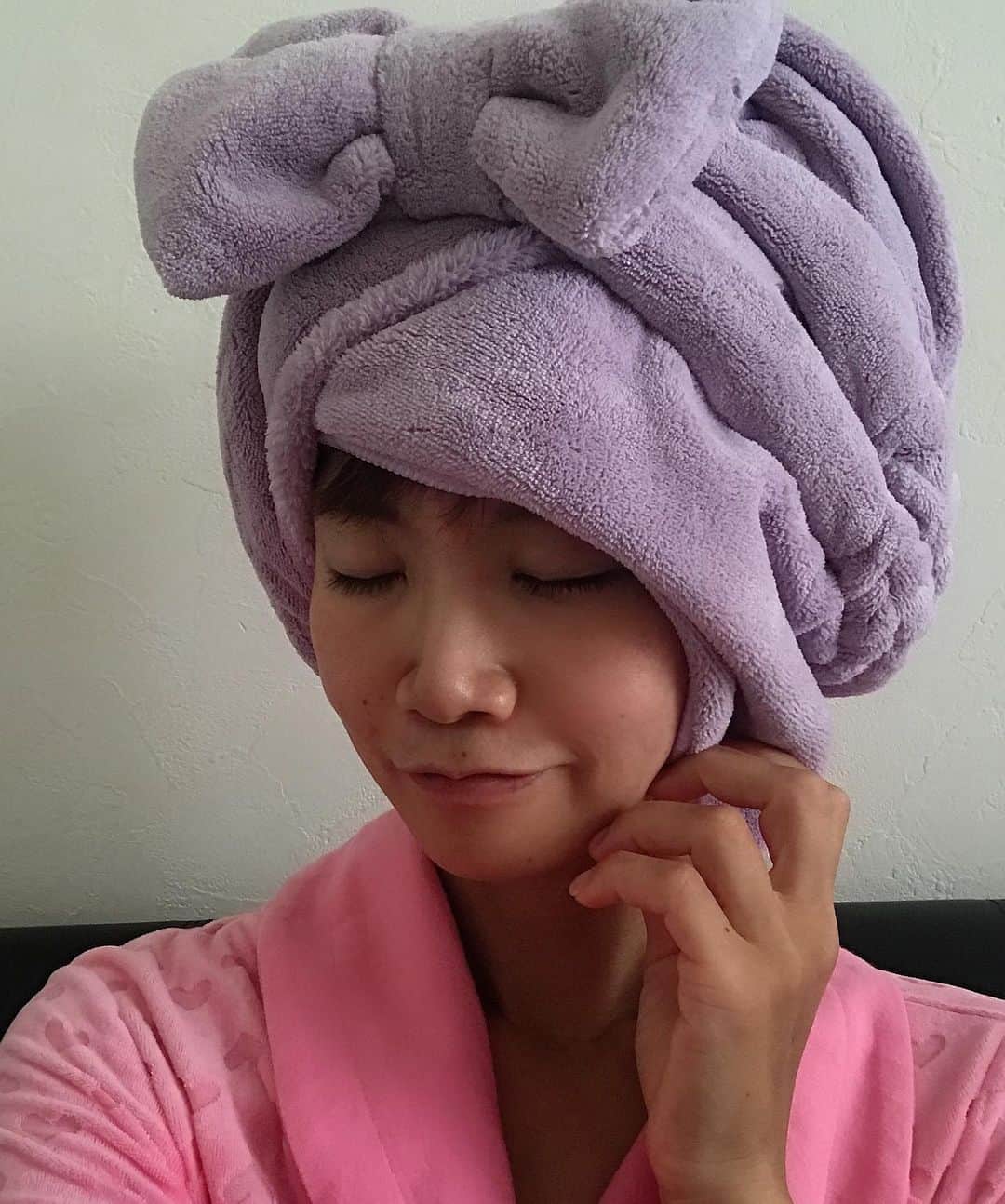 葵さんのインスタグラム写真 - (葵Instagram)「先日ご紹介しました、こちらのタオルターバンの他、ふかふかなタオルもあります！ @mofumo_official   吸収性も良くて洗濯しても硬くなりにくい素材だよ！ふわふわで気持ちいい♡  タオルだけで使うのはもちろん、ターバンと一緒に使うのもさらに効果的！ タオルで頭を巻いて、ターバンで締め付けます！しっかりと固定されて髪に優しい💕  PR#ターバン#タオル#タオルターバン#ギフト#タオルギフト#ヘアタオル#お家タイム#ヨガ#ピラティス#ルームウェア#ヘアケア#メイク#おしゃれさんと繋がりたい#タオル好き#お風呂あがり#大人女子#オシャレ女子#美容オタク#化粧#メイク#コスメ収納#タオルドライ#髪質改善#美髪#美容#mofumo#モフモ#モフッとやさしいタオル#お家時間楽しむ#オシャレママ#子供に優しい」9月13日 18時02分 - dolphin_coconut