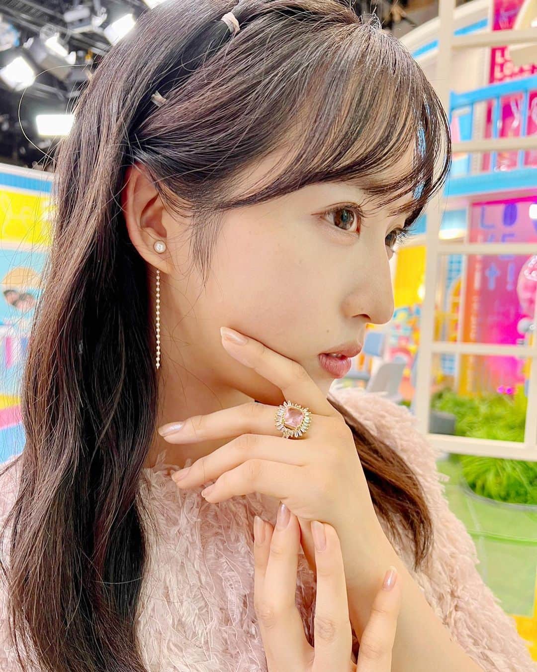 のインスタグラム：「LOVE it 🐄🩶  最近、アクセサリーがすきです☺︎  #ラヴィット #ヘアアレンジ #マグネットピアス #アクセサリー」