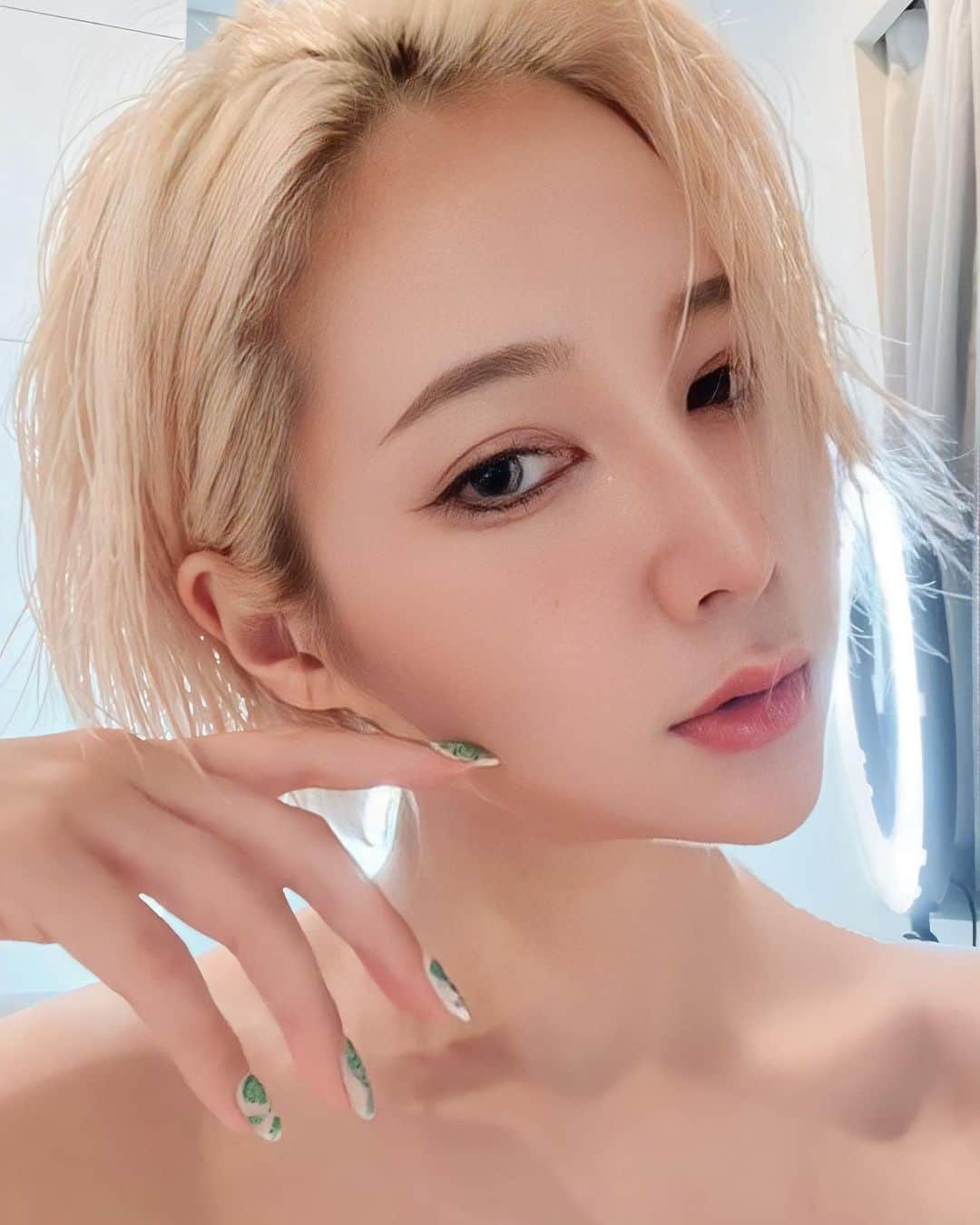 ニヒル。のインスタグラム：「1ヶ月ぶりにメイクした𓃠  #メイク #ハイトーンショート」