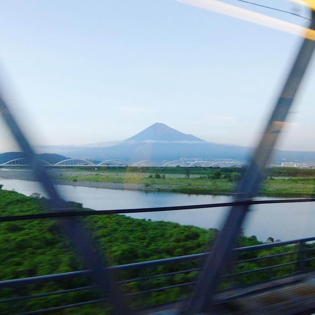 桂春雨のインスタグラム：「今日の富士山。新幹線の車窓から。窓ガラスに車内の灯りが写り込んでいますが、肉眼ではかなり綺麗に見えました。  #富士山 #新幹線 #車窓 #富士川 #mtfuji #fujisan #japan」