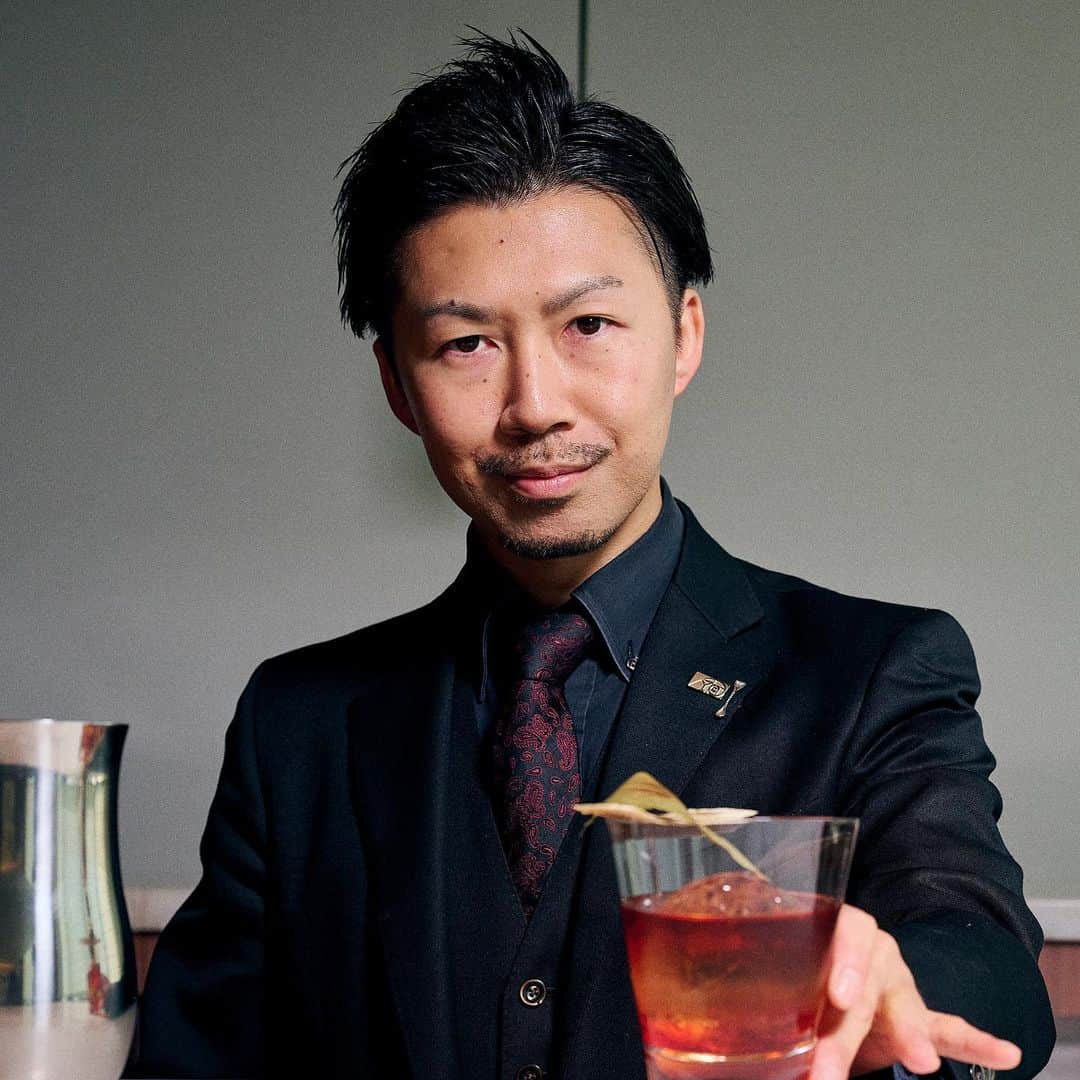 Campari Japanのインスタグラム：「次世代をつくるバーテンダーと「 #ネグローニ 」⁠ ⁠ 2023年の #ネグローニウィーク は、次世代をつくる、いま注目のバーテンダー6名にフォーカスし、特別インタビューを公開中!⁠ ⁠ The Society  南木 浩史 氏⁠ @kn_gastronomyalgorithm⁠ ⁠ ニューヨークバーテンディングスクール卒業。⁠ 大学在学中にニューヨークへ渡りクラシックカクテルを学び、その後ヨーロッパを回りミクソロジーを学ぶ。⁠ Park Hotel TokyoでBar Managerを務める傍ら、各種コンペティションで受賞後、企業とのカクテル創作、シェフとのペアリング、ゲストシフト、セミナー、ツール制作などを行うGastronomy Algorithmを立ち上げ、世界中で活動している。⁠ カクテルは数学のようなものと捉えており、All For The Delicious（全ては美味しいの為に）を信条としている。⁠ ⁠ *インタビュー記事はプロフィールに記載のURLからご確認ください。⁠ ⁠ 南木氏のオリジナルネグローニ•レシピ⁠ ⁠ Gastronomy Curry Negroni ｜ ガストロノミー カレーネグローニ⁠ ⁠ カレージン / Curry Gin　35ml⁠ ビターミックス / Bitter Mix　35ml⁠ 乾燥させたバナナ / Dried Banana⁠ ローリエ / Bay Leaf⁠ ⁠ ｜The Society｜⁠ 住所　東京都千代田区内幸町1-7-1 汐留メディアタワー 25F⁠ 営業時間　17:00～23:00⁠ URL　https://parkhoteltokyo.com/ja/dining/the-society/⁠ 問い合わせ　☏03-6252-1111⁠ @parkhoteltokyo⁠ ⁠ #negroniweek #negroni #カンパリネグローニ #バーテンダー #インタビュー #バー #チャリティー #カクテル #ミクソロジー #お酒 #campari #乾杯 #アペリティーボ #カンパリレッド #カクテル好き #ネグローニで乾杯 #東京 #新宿 #パークホテル #カンパリ」