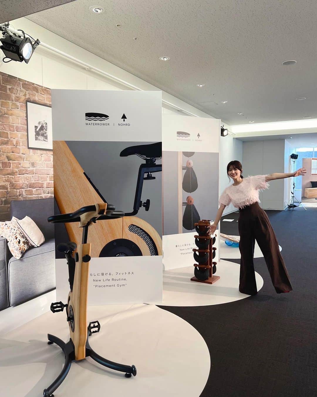 のインスタグラム：「この度、Water Rower｜NOHrD フィットネスブランドのアンバサダーに就任しました このウッディで丸みを帯びた器具たちは、12種類もあります😼 水を使って負荷をかけるので音も心地よくて、是非体験して欲しいです！  個人向けのサブスクサービスも始まったので、チェックしてみてください☑ @waterrower.nohrd.home.jp」