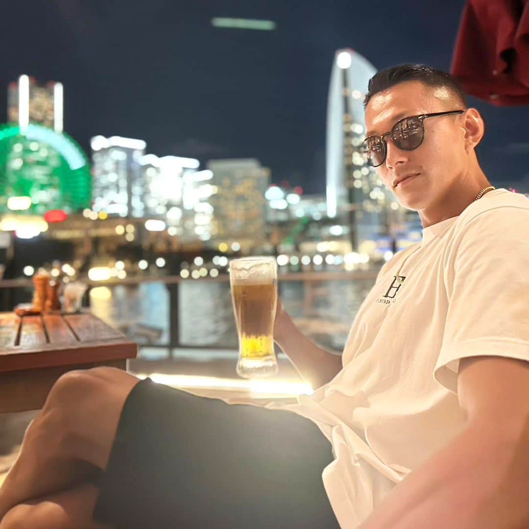 黒石高大のインスタグラム：「オレ横浜似合うなぁ  9月24日一緒に飲めるイベントやる事になりました 池袋はしご酒 池袋のお店5、6件はしご酒して 皆と乾杯する 詳細はまた 取り急ぎ報告です 6件もはしごして皆と乾杯してたら 絶対潰れる(笑)」