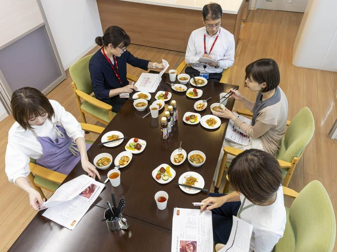 エバラ食品のインスタグラム：「＼最終審査会を行いました！／ 先日、エバラ食品横浜本社へ特別審査員のMizukiさんをお招きし、「#黄金あまったれレシピ コンテスト」の最終審査会を開催しました！ きょうは審査会の様子をチラッとお見せします！ . グランプリ候補のレシピを、すべて実際に調理して、実食する最終審査。 創意工夫あふれる力作レシピを前に、Mizukiさんも私たちエバラ社員も、いつしか真剣な面持ちに..!! . グランプリは明日9/15（金）に特設ページで発表いたします！ 全462点のグランプリに輝くレシピは、果たして..!!　ぜひお楽しみに♪ https://www.ebarafoods.com/campaign/amattarecontest/ . #エバラ #エバラ食品 #キャンペーン #プレゼントキャンペーン」