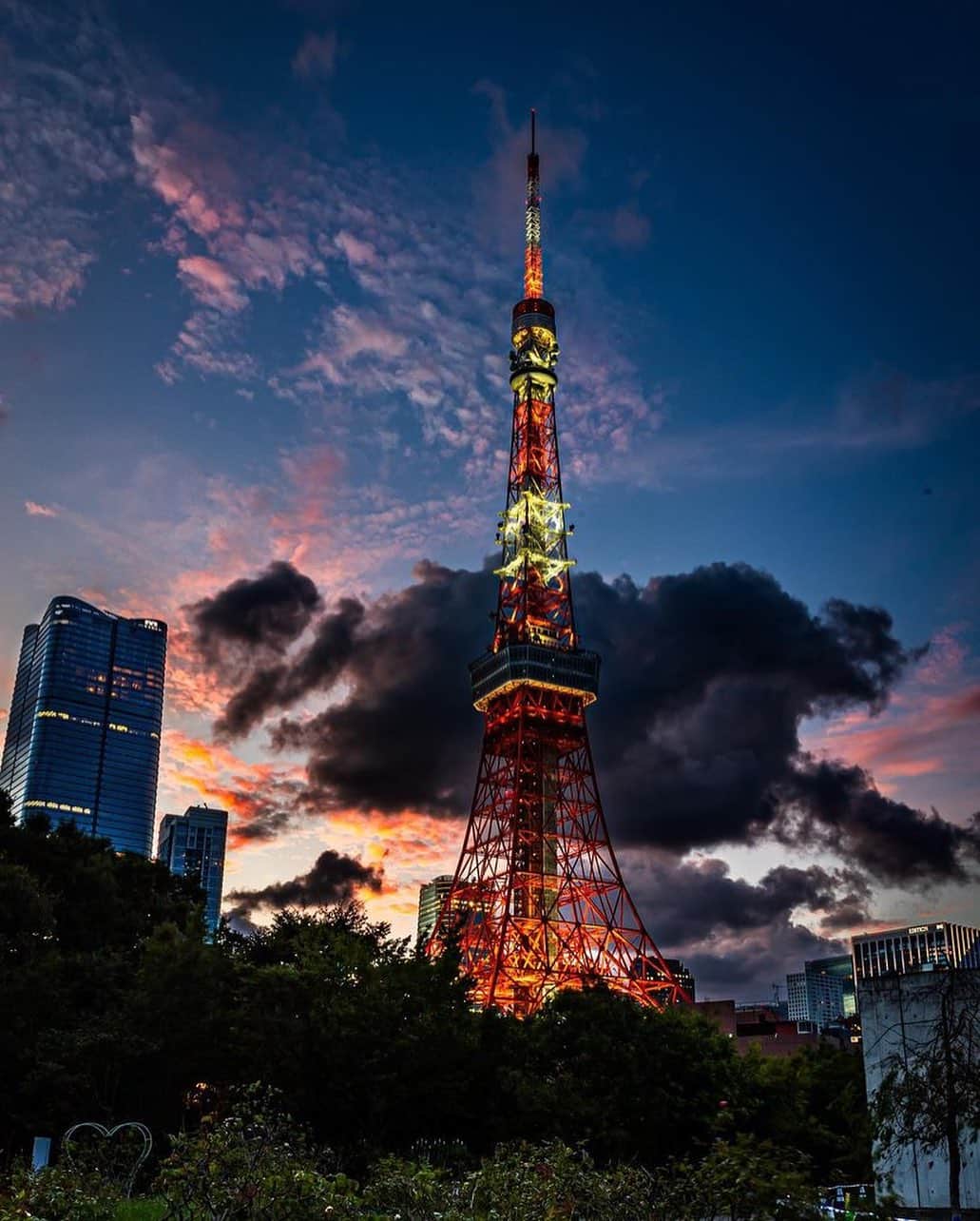 東京タワーさんのインスタグラム写真 - (東京タワーInstagram)「. 東京タワーと雲の写真は これまでにもたくさん紹介してきましたが、   この写真の雲は、すごい存在感ですね。   マジックアワーの夕焼けをバックに、 灯りだした夏のランドマークライト。  メインデッキ🗼の背後に現れた、 黒く巨大な雲。   どことなく、東京タワーが 妖艶な雰囲気に見えます。   本日は、Your Tokyo Tower🗼から @rintarou6532 さんのお写真をご紹介！   貴重なお写真をありがとうございました😊  --------------------------------  【 お知らせ 】  ■ Your Tokyo Tower 🗼  # your_tokyotowerで あなたの東京タワーをリポスト！  @tokyotower_official の タグ付けをしてくれると見つけやすいよ！  皆様からの投稿 どしどしお待ちしております！  ■ 公式LINE  東京タワー公式LINEでは 東京タワーのイベント情報を お届けしています！  詳細はプロフィールにあるリンクから↓ @tokyotower_official  --------------------------------  #東京タワー #東京タワー🗼 #tokyotower #tokyotower🗼  #雲 #cloud」9月13日 18時10分 - tokyotower_official