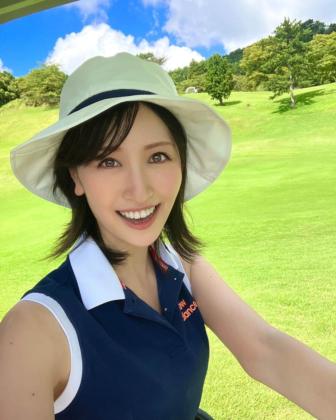 横山ルリカさんのインスタグラム写真 - (横山ルリカInstagram)「. 待ちに待った久々のゴルフ🏌️‍♀️✨ やっと行けた〜😆❣️  まだまだ猛暑のような気温に、汗だくになりながらも楽しすぎてあっという間でした🌈  ラウンドでは、無駄に力んでしまい😅練習通りに打てないけど  前よりドライバーのスライスが減ったり、 ショートホールでピンの近くに落とせたり、  下手なりにも ちょこっとずつ前進しているような🙃？  秋冬、沢山まわりたいな〜🎶🏌️‍♀️⛳️  #ゴルフ #🏌️‍♀️🏌️‍♀️ #ゴルフウェア #newbalancegolf  #バケハ #lecoqsportif  #callawaygolf」9月13日 18時11分 - rurika_yokoyama_official