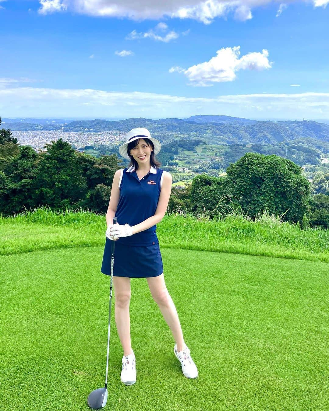 横山ルリカさんのインスタグラム写真 - (横山ルリカInstagram)「. 待ちに待った久々のゴルフ🏌️‍♀️✨ やっと行けた〜😆❣️  まだまだ猛暑のような気温に、汗だくになりながらも楽しすぎてあっという間でした🌈  ラウンドでは、無駄に力んでしまい😅練習通りに打てないけど  前よりドライバーのスライスが減ったり、 ショートホールでピンの近くに落とせたり、  下手なりにも ちょこっとずつ前進しているような🙃？  秋冬、沢山まわりたいな〜🎶🏌️‍♀️⛳️  #ゴルフ #🏌️‍♀️🏌️‍♀️ #ゴルフウェア #newbalancegolf  #バケハ #lecoqsportif  #callawaygolf」9月13日 18時11分 - rurika_yokoyama_official