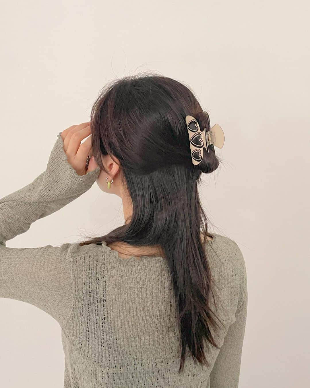 DHOLICさんのインスタグラム写真 - (DHOLICInstagram)「＼HAIR ACCESSORY🎀／  韓国っぽヘアアクセサリーをご紹介！ コーディネートのポイントにもなる おすすめのヘアアクセサリーをピックアップ✨ ぜひ参考にしてみてね〜❤️  -------------------------------------------- 🏷️商品URLは画像内商品タグをチェック✔️  #dholic #ディーホリック #韓国通販 #韓国コーディネート #韓国っぽコーデ #韓国ファッション#ヘアアクセサリー#ヘアアレンジ#韓国っぽヘア#ヘアアクセサリー#韓国女子#ヘアクリップ#ヘアアクセ#韓国ガーリー#カジュアルガーリー」9月13日 18時16分 - dholic_official