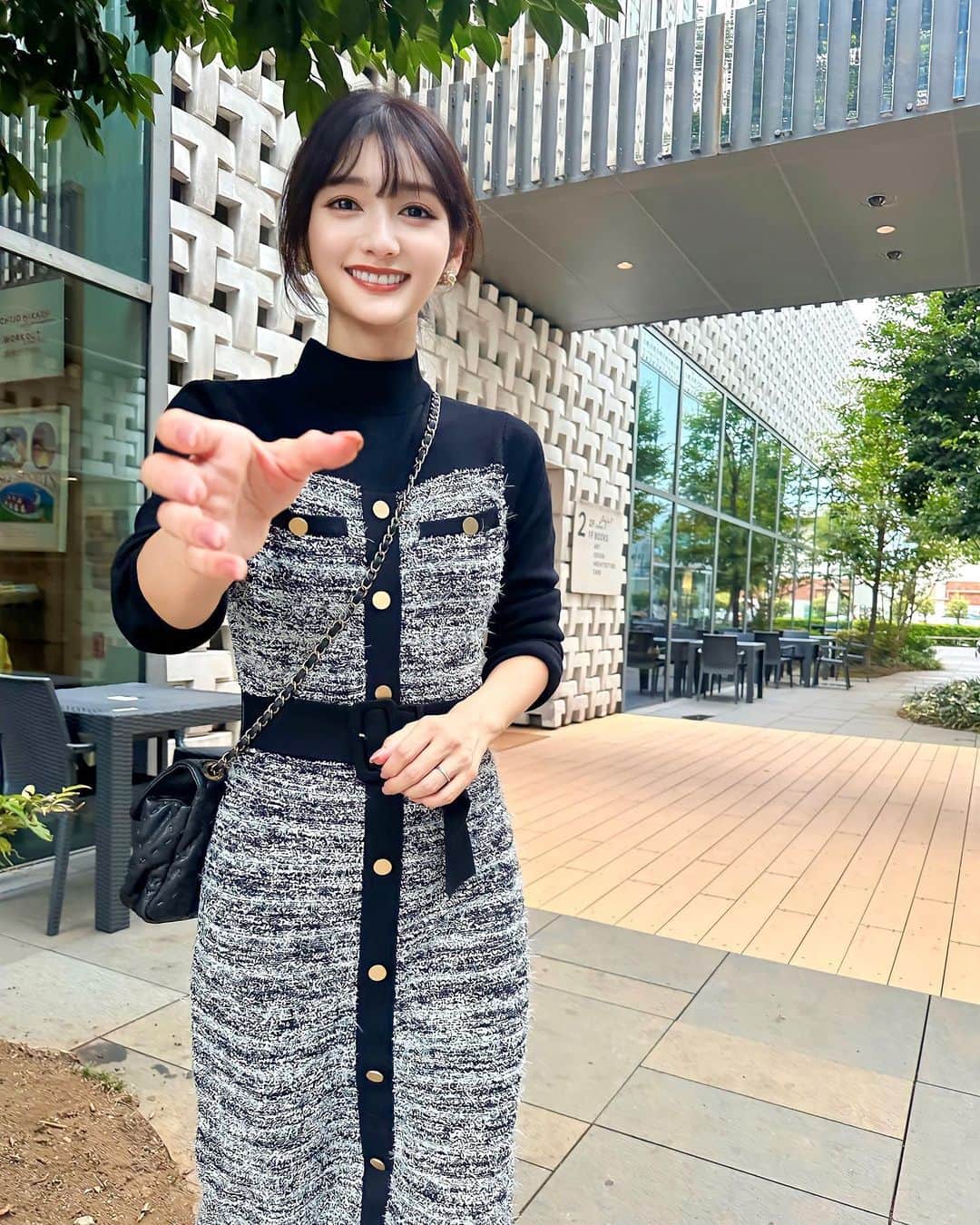 加藤瑠美のインスタグラム：「🧶🤍🪡 少しずつ風が気持ち良い日が増えてきたかな…🌬️🍂 展示会でオーダーしていた @pinkyanddianne_official のニットワンピが届いたので早速📸 ぷくぷくふわふわしたツイード柄が可愛すぎるの♥️ いきなり涼しくなりそうだから秋物が届き始めて安心😮‍💨🍁  #ootd#Japanese#rubi_fashion#오오티디#아웃핏#年子ママ#年子育児#ママコーデ#ママファッション#東京ママ」