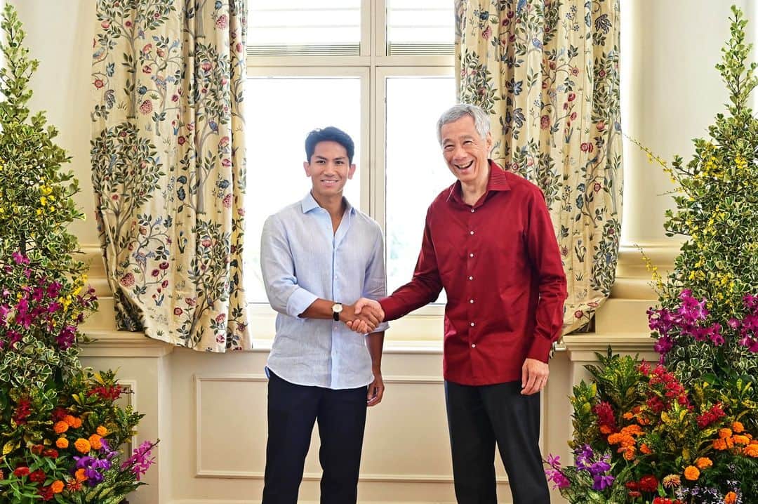 リー・シェンロンのインスタグラム：「Happy to host HRH Prince @tmski of Brunei to lunch this afternoon, together with SMS Dr @kohpohkoon and SPS @rahayumahzam. Prince Mateen is visiting Singapore on a Lee Kuan Yew Exchange Fellowship.   Our relations with Brunei are multifaceted and special. Working together with Prince Mateen’s father, His Majesty Sultan Hassanal Bolkiah of Brunei, Singapore and Brunei have stood shoulder to shoulder through various crises, including the COVID-19 pandemic.   A key pillar of our partnership is defence. In March, His Majesty graced the commissioning ceremony of the first of two Fearless-class Patrol Vessels which the RSN will transfer to Royal Brunei Navy. We are also very grateful to Brunei for allowing SAF personnel to train there. Many Singaporean soldiers have indelible memories of their jungle training in Temburong.   Singapore and Brunei are the two smallest Southeast Asian nations. Given the uncertainty and volatility in the world today, we must continue to work closely together on shared challenges and help keep ASEAN a cohesive and effective organisation.   I am confident that the next generation of leaders on both sides will take our relationship forward. I wish His Royal Highness a fruitful stay in Singapore. – LHL」